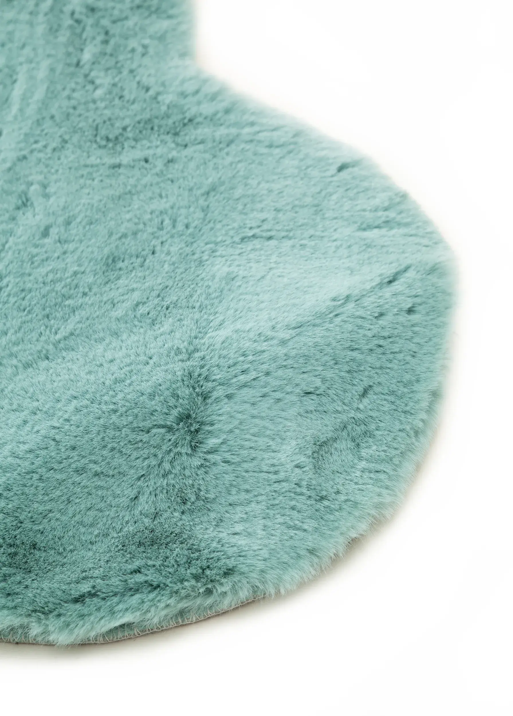 Rug made of 100% Polyester in Blau with a 100% Polyester high pile by Lytte