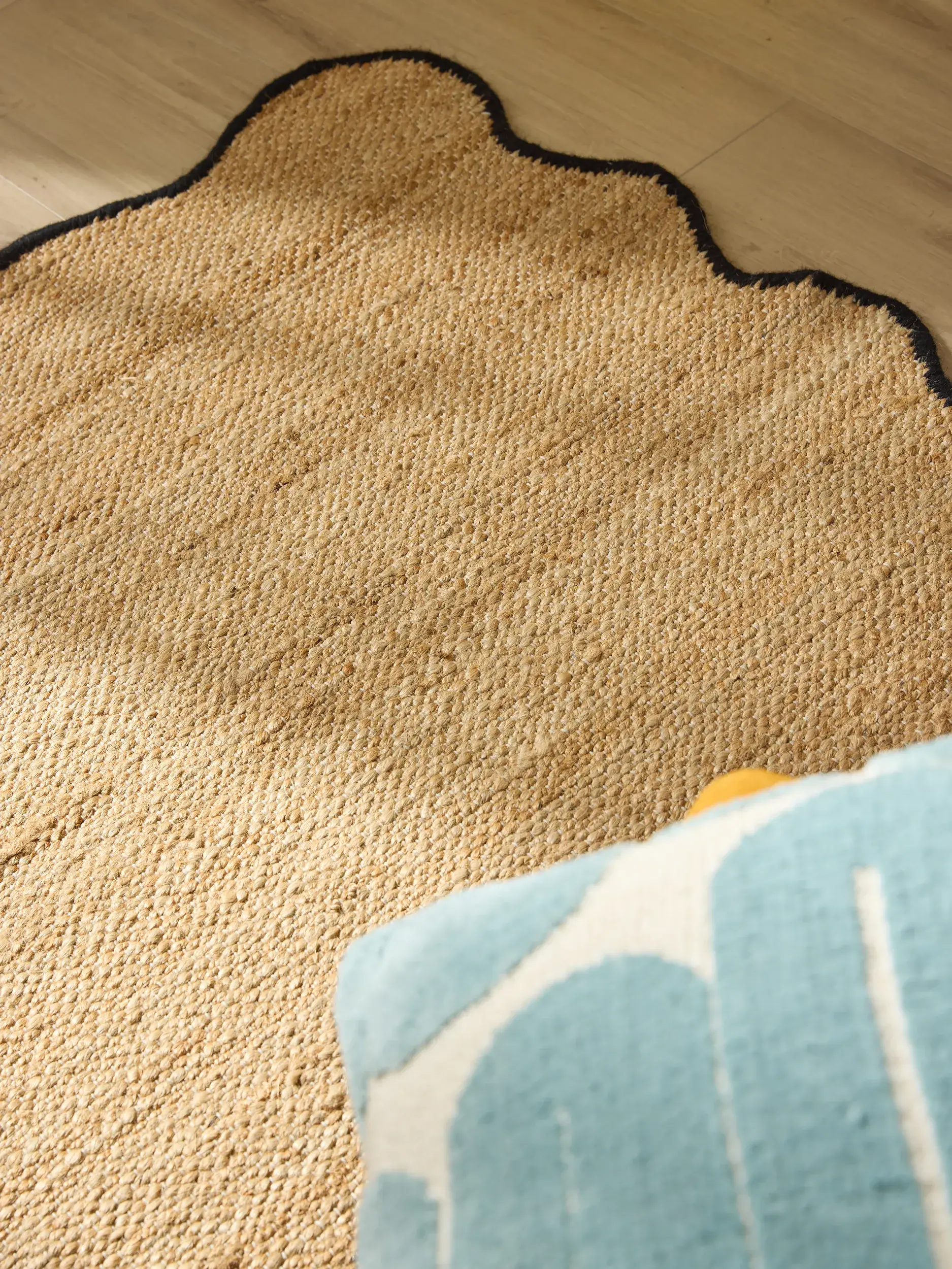 Rug made of 91% Jute, 4% Cotton, 3% Wool, 2% Polyester in Black with a 91% Jute, 4% Cotton, 3% Wool, 2% Polyester high pile by benuta Pop