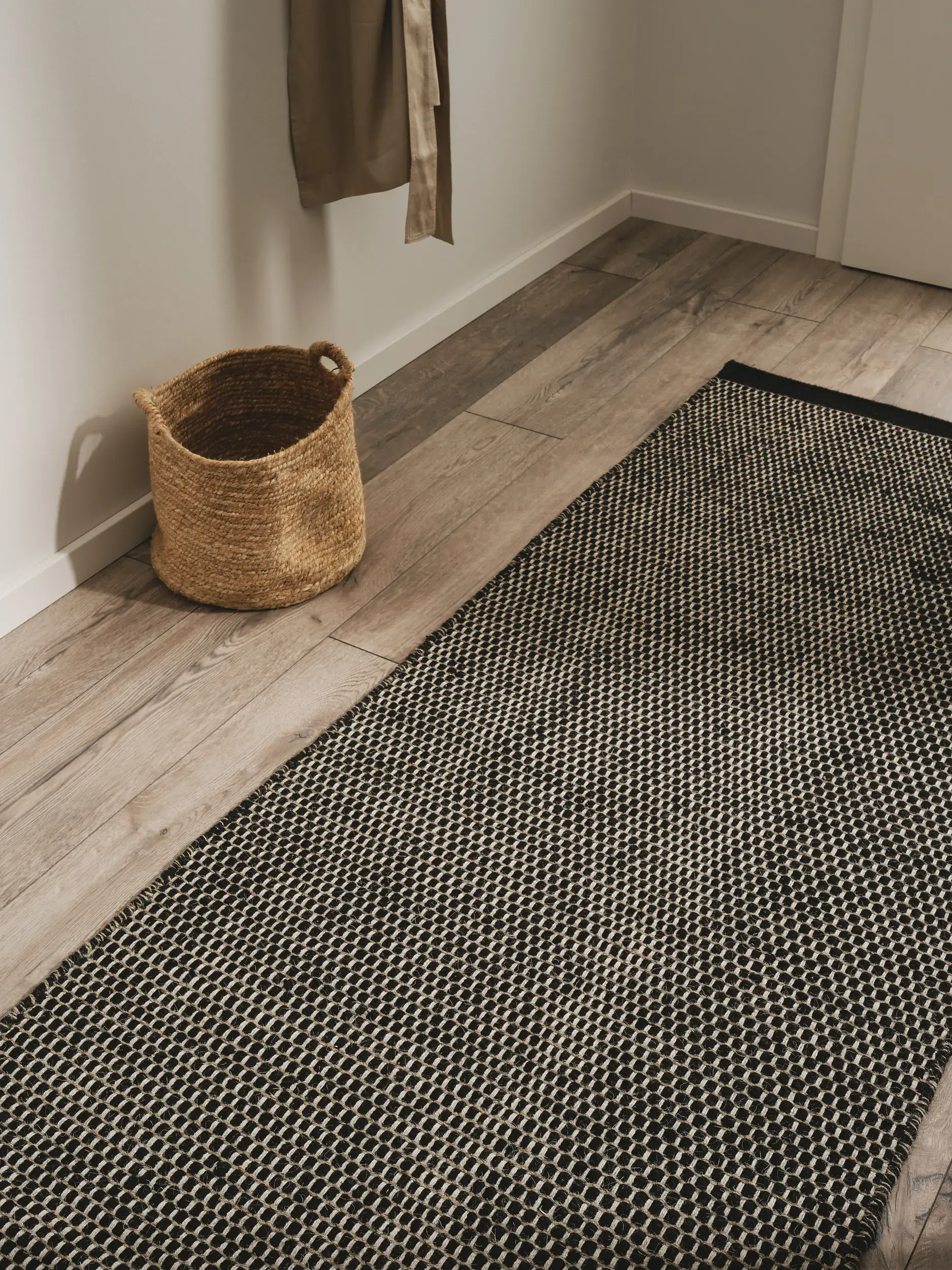 Rug made of 80% Wolle, 20% Baumwolle in Schwarz/Weiß with a 80% Wolle, 20% Baumwolle high pile by benuta Pure