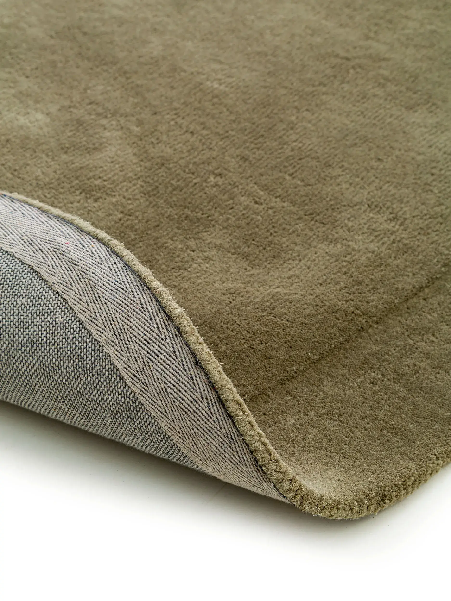 Tapijt van 100% Wol in Groen met een 100% Wol hoge pool van benuta pure