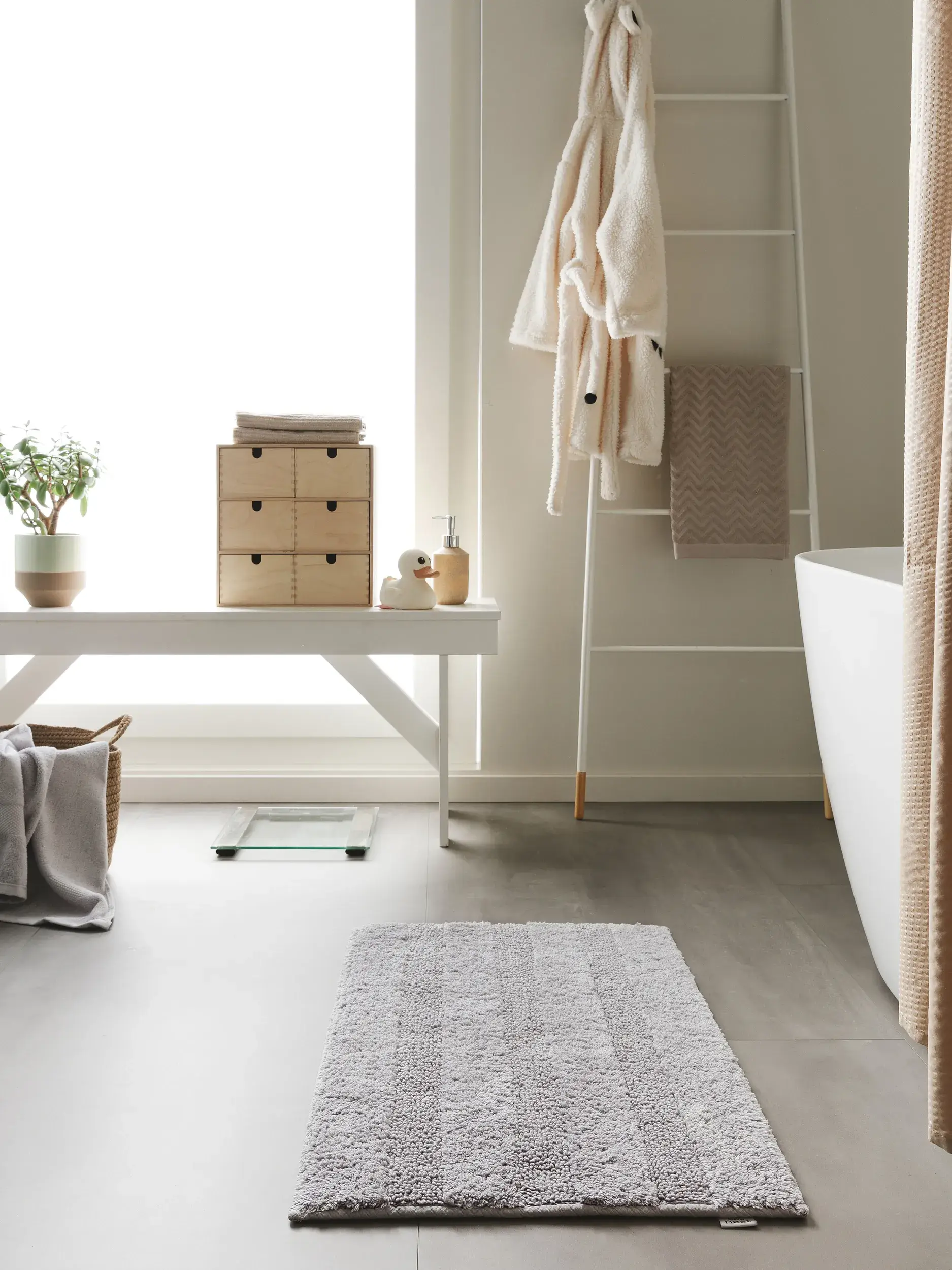 Badematte Ilka Hellgrau Einfarbig-suunnittelussa, valmistettu 100% Baumwolleista, benuta Nestin toimesta