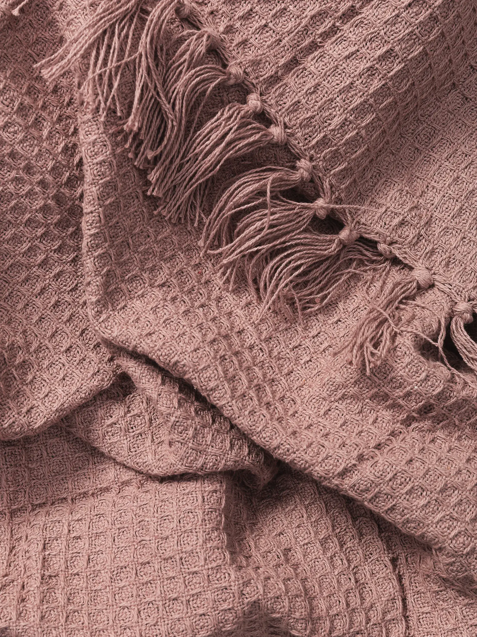 Baumwolldecke Amalia Rosa im Design Reliefoptik aus 100% Baumwolle von benuta Pure