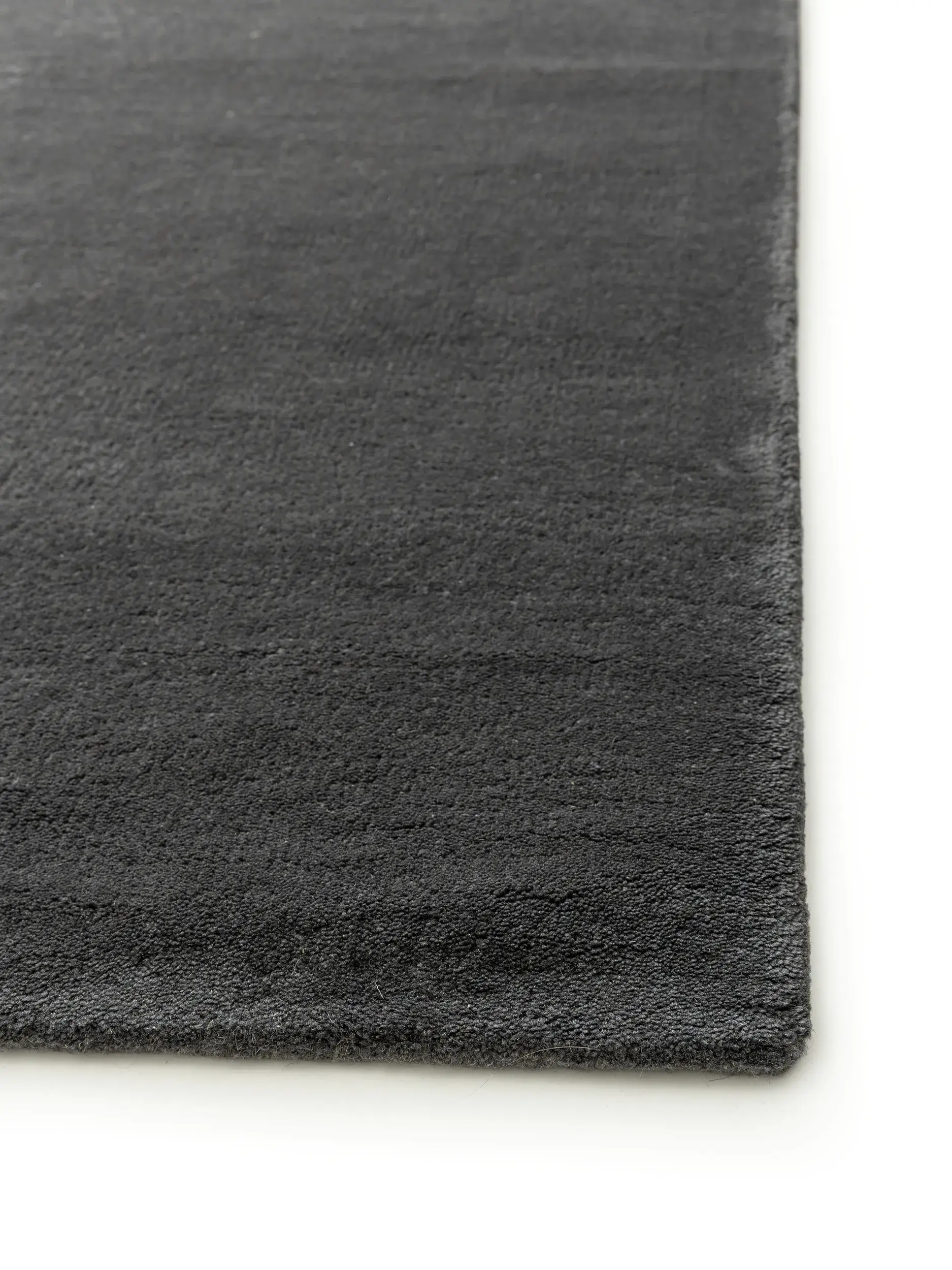 Teppich aus 100% Wolle in Grau mit 100% Wolle hohem Flor von benuta Nest