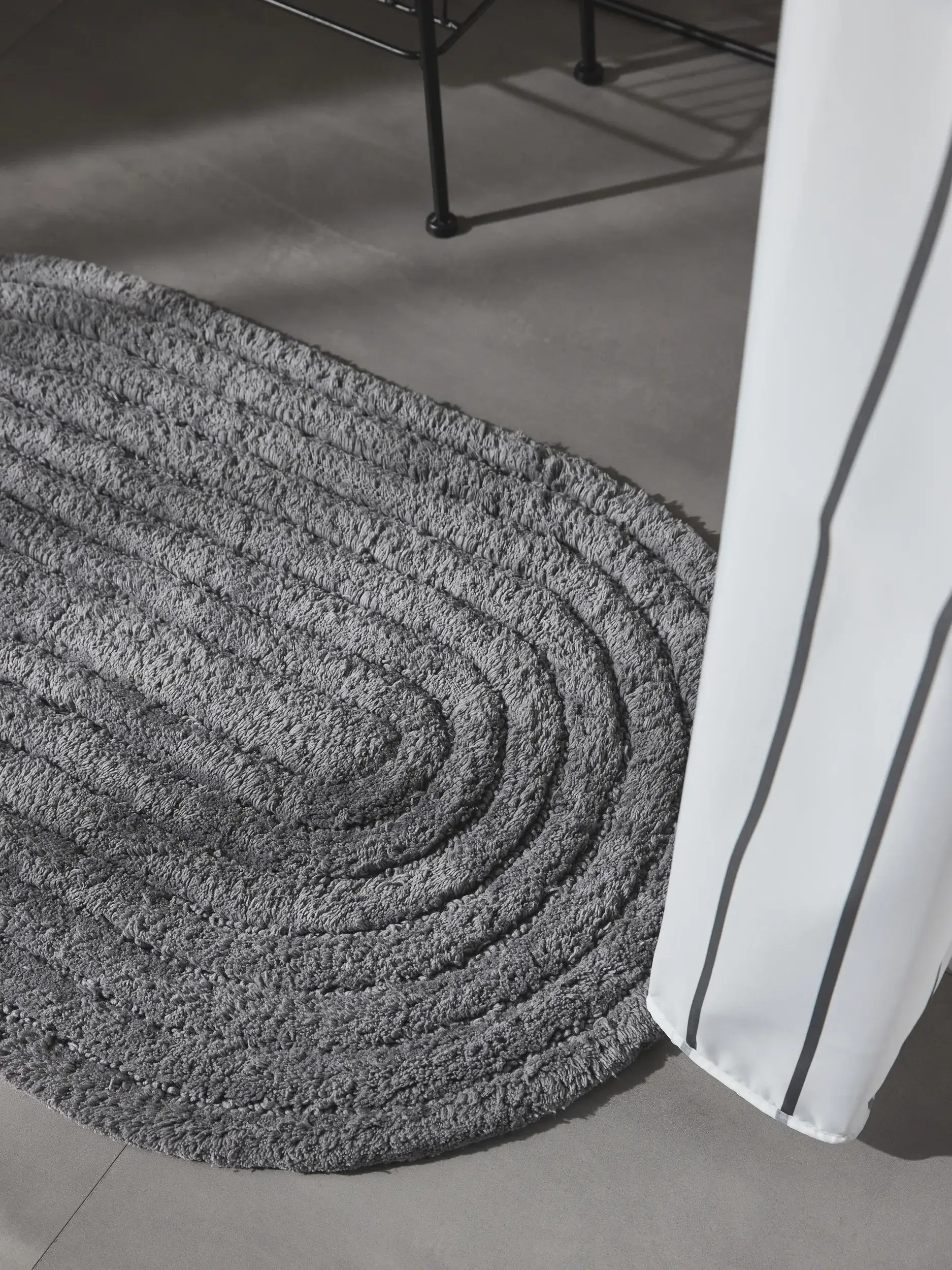 Alfombrilla de baño Nia Gris oscuro con diseño de Geométrico en 100% Algodón de benuta POP