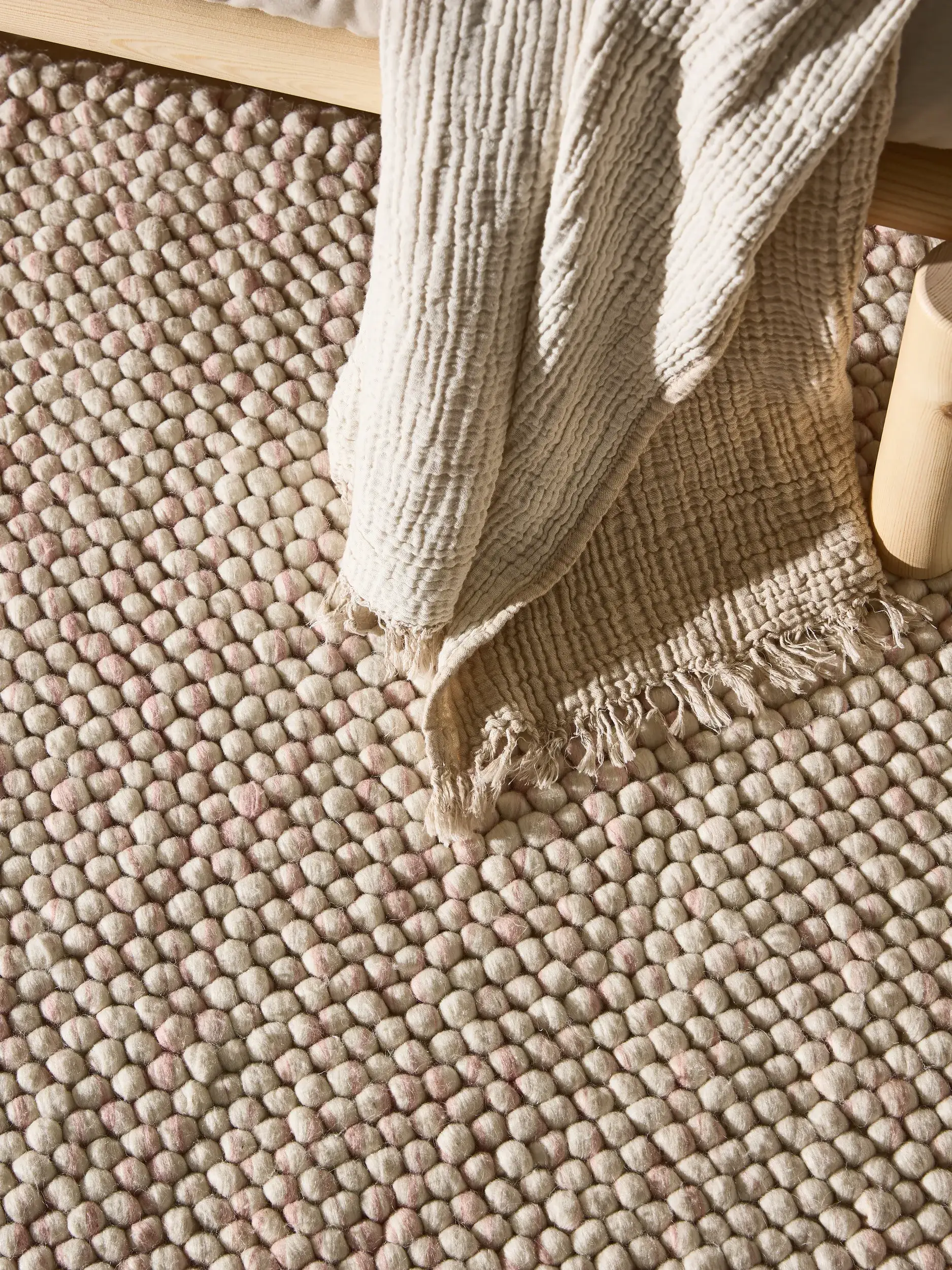 Teppich aus 70% Wolle, 30% Polyester in Rosa mit 70% Wolle, 30% Polyester hohem Flor von Lytte