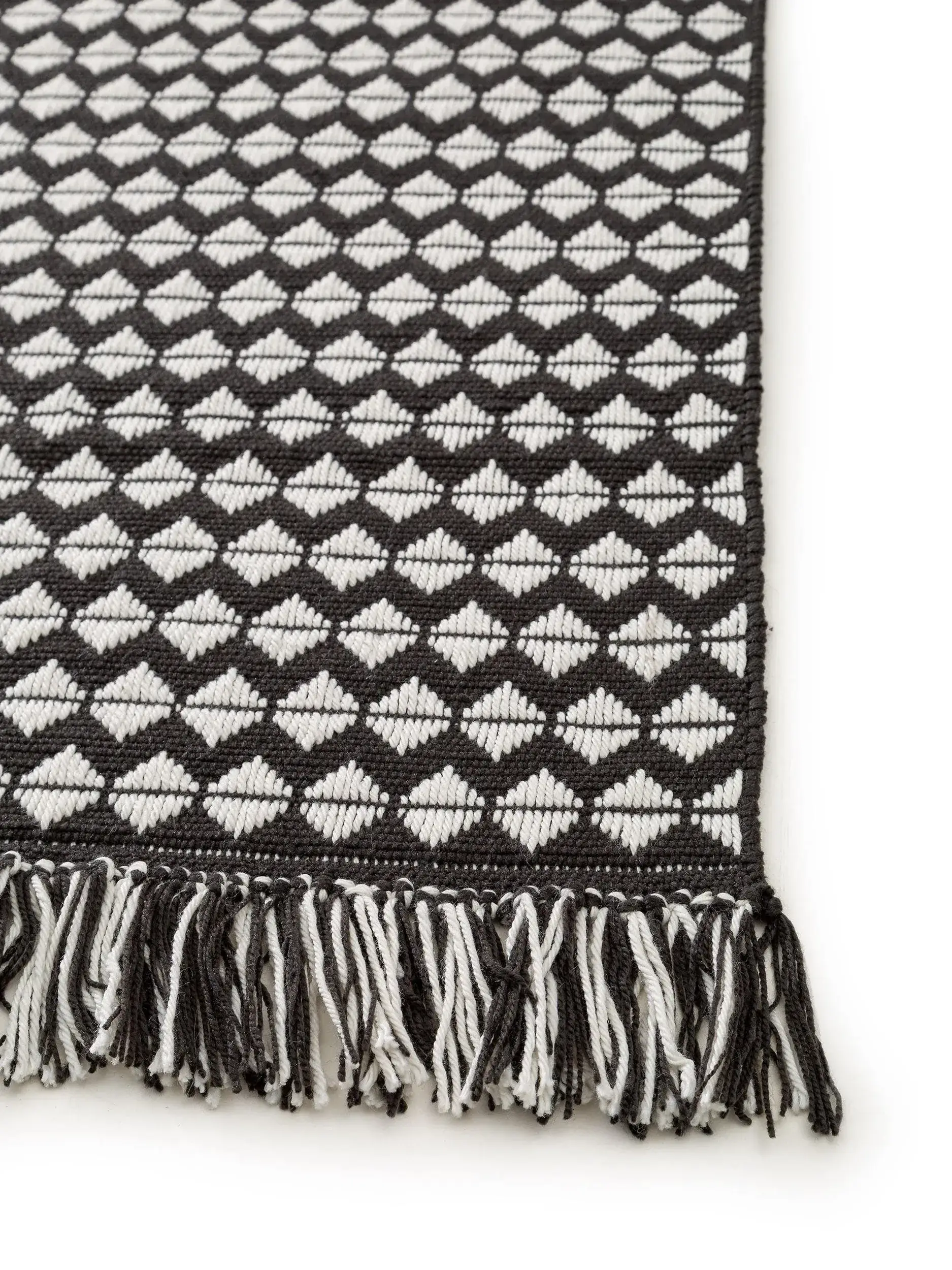 Matto 100% Polyester (recyceltes PET)a värissä Schwarz/Weiß 100% Polyester (recyceltes PET) korkealla nukalla merkiltä benuta Pure