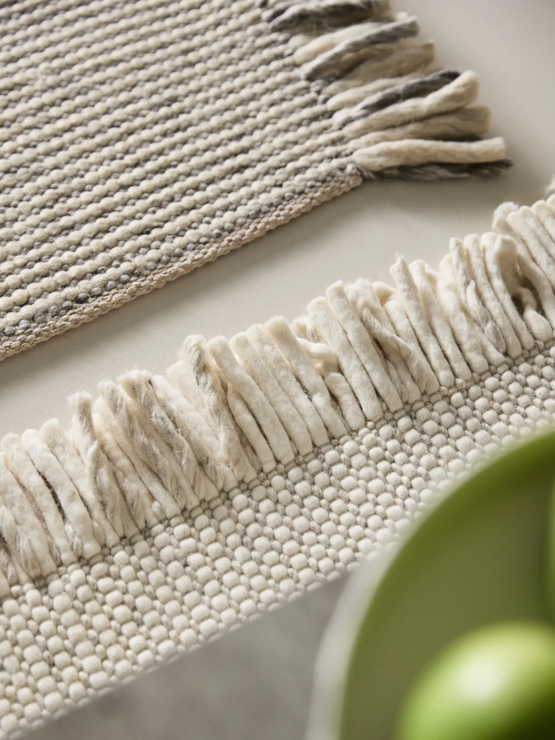 Matto 60% Wolle, 25% Polyester, 15% Viskosea värissä Beige 60% Wolle, 25% Polyester, 15% Viskose korkealla nukalla merkiltä benuta Pure