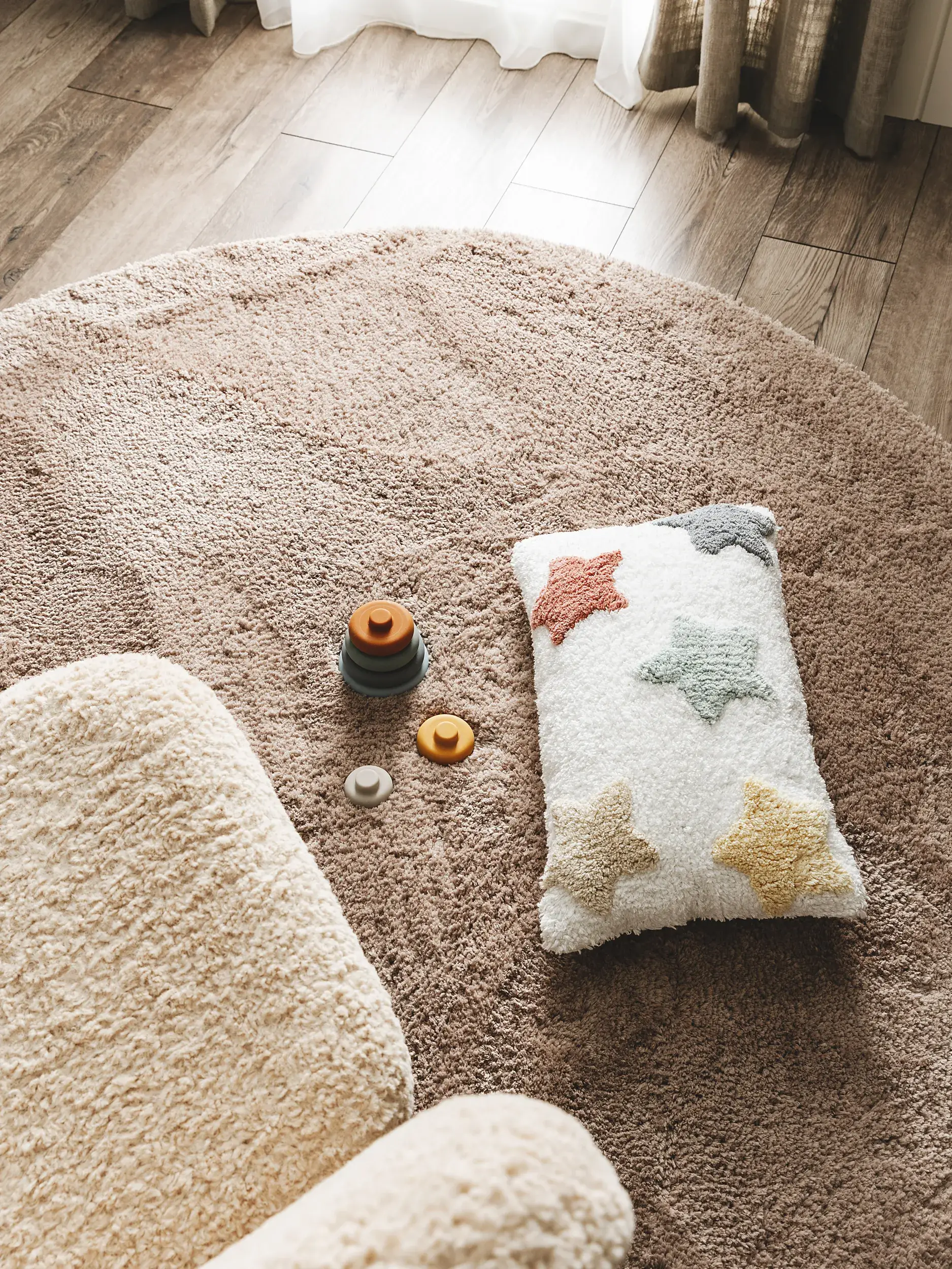 Teppich aus 100% Polyester in Taupe mit 100% Polyester hohem Flor von benuta Nest