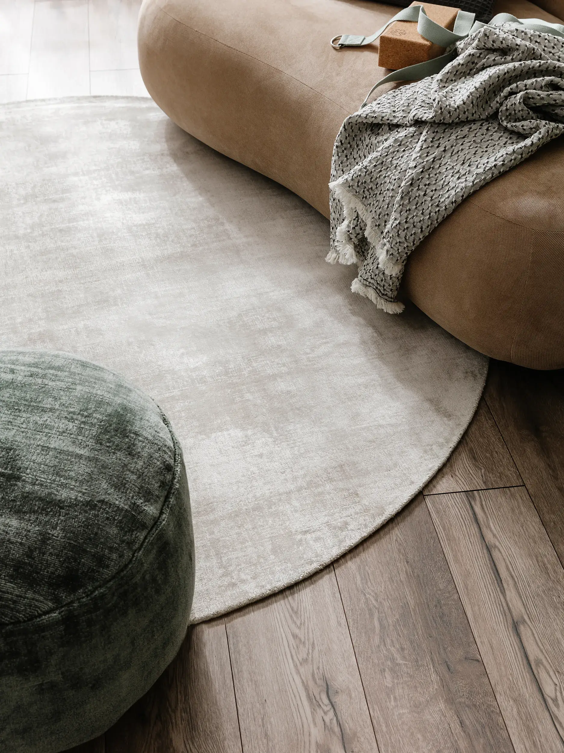 Teppich aus 100% Viskose in Grau mit 100% Viskose hohem Flor von benuta Pure