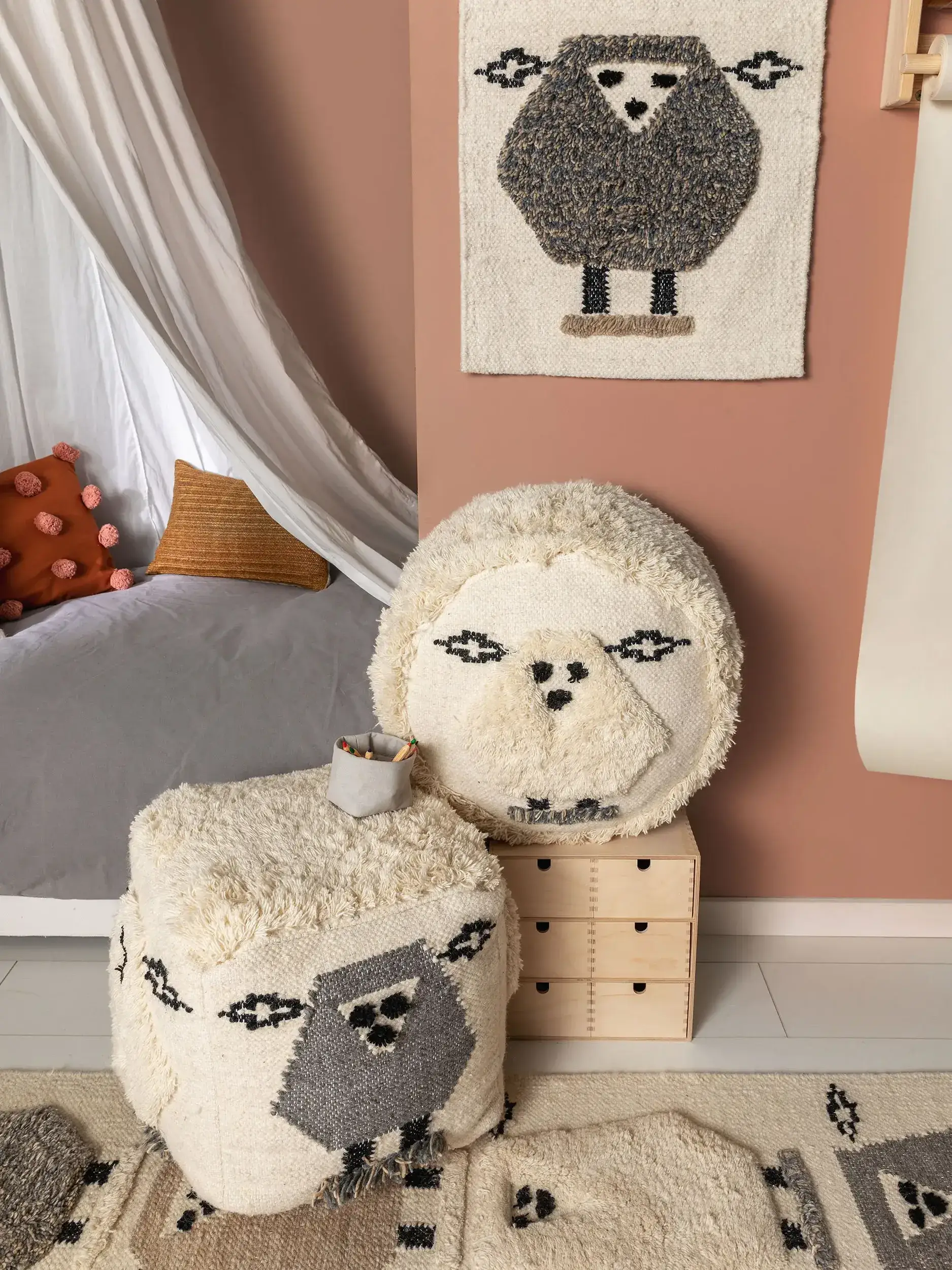Poef Shawn Ivory in Dierdesign-ontwerp van 80% Wool, 20% Polyester door Lytte