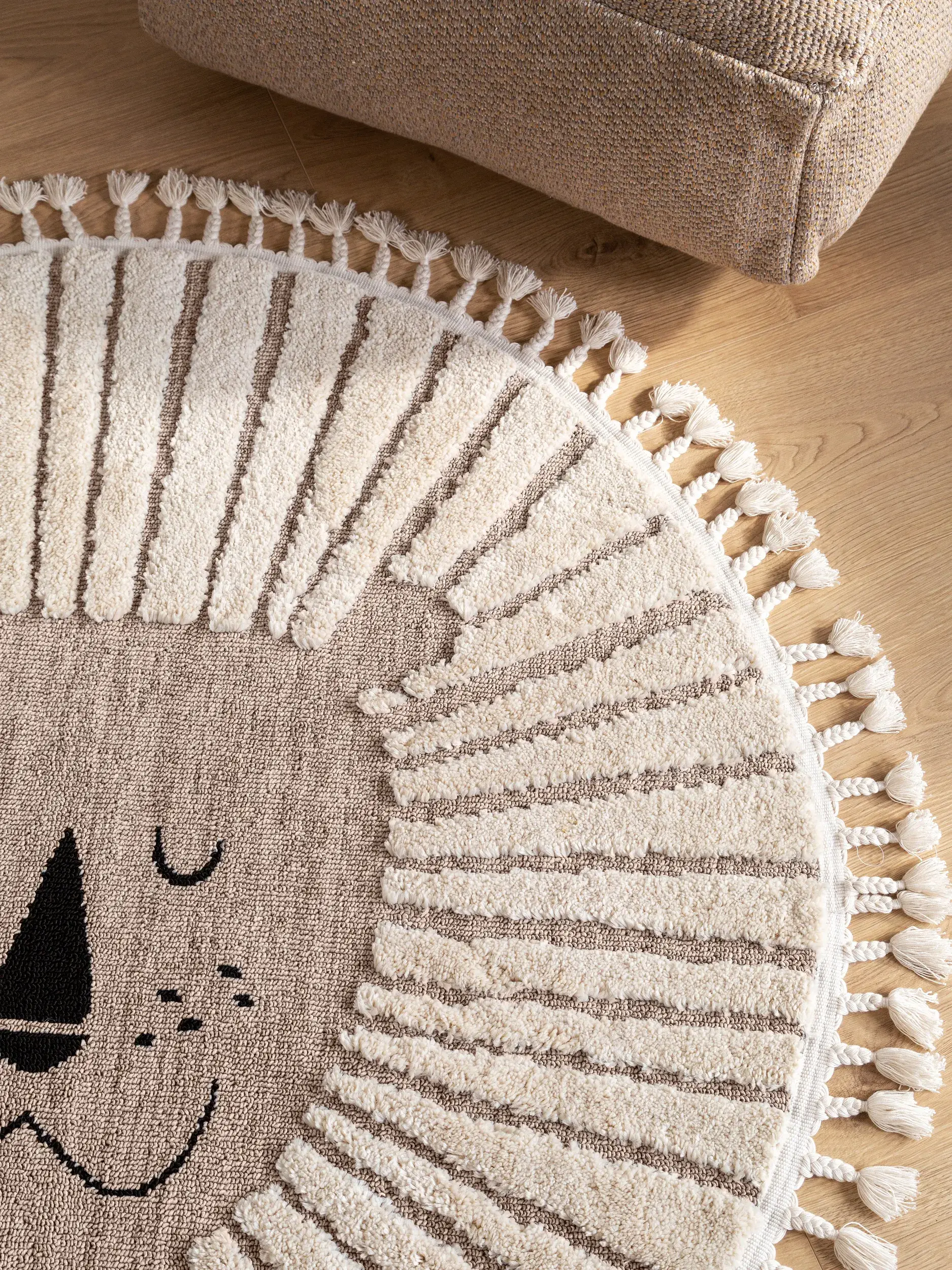 Rug made of 100% Polyester in Beige with a 100% Polyester high pile by Lytte