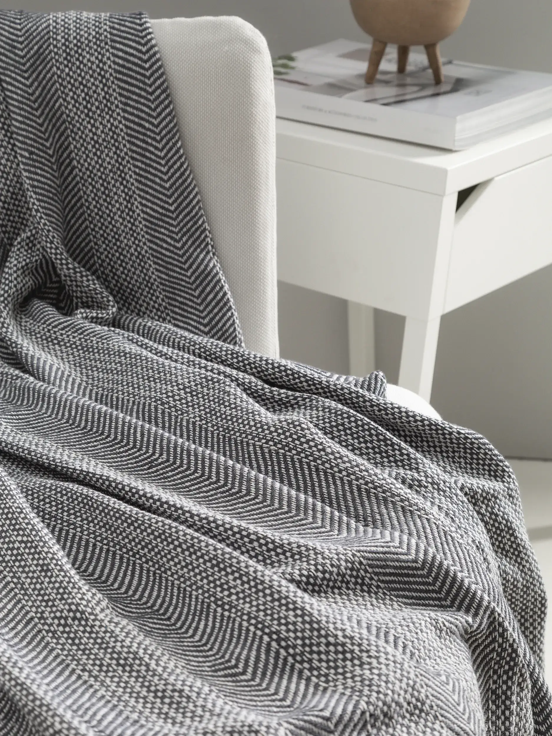 Baumwolldecke Alisea Anthrazit in Ornament design made of 100% Cotton by benuta Nest