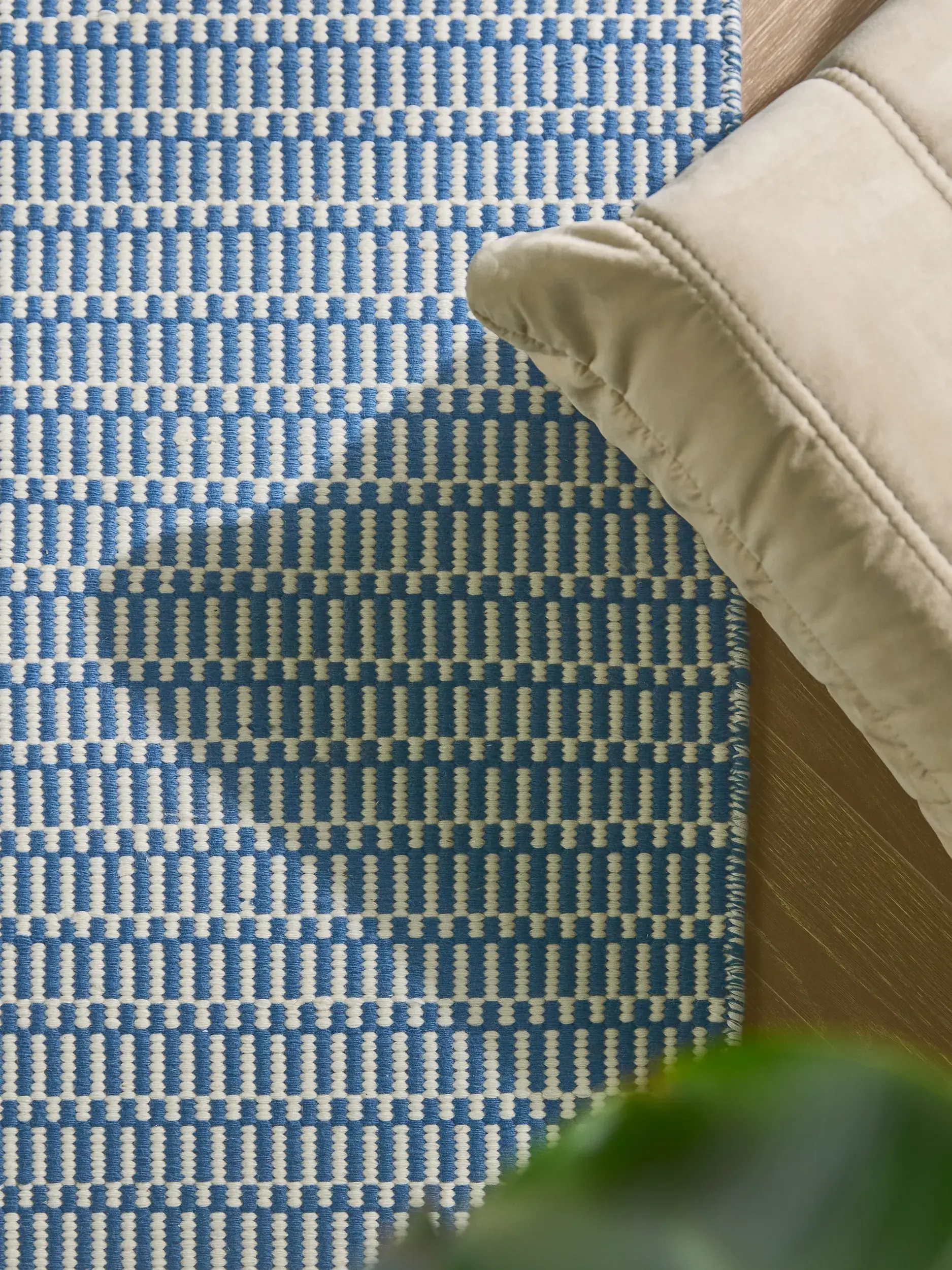 Teppich aus 100% Wolle (aus Neuseeland) in Blau mit 100% Wolle (aus Neuseeland) hohem Flor von benuta Pure