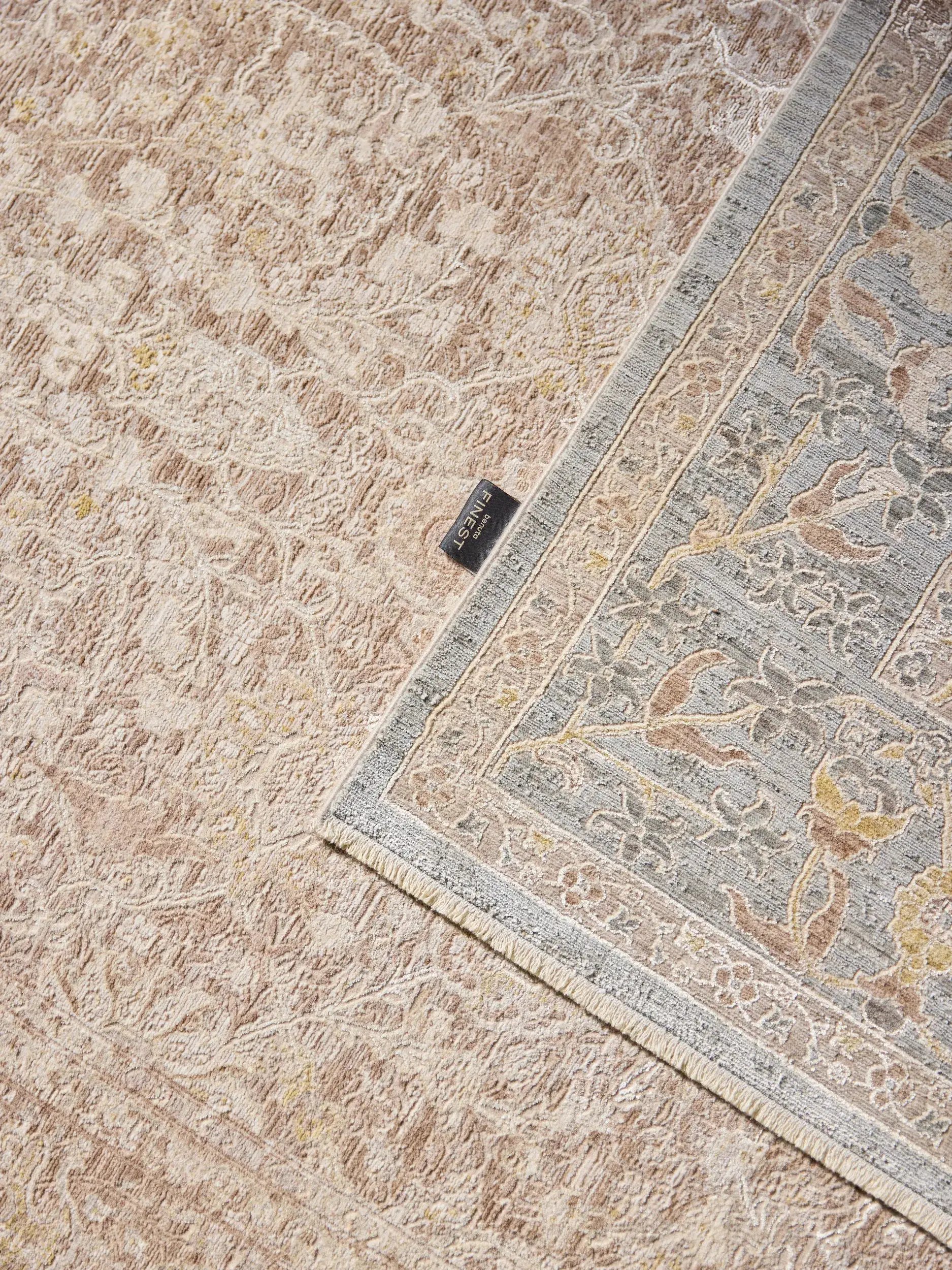 Tappeto Aria di 90% Poliestere, 10% Viscosa in Beige di benuta Finest