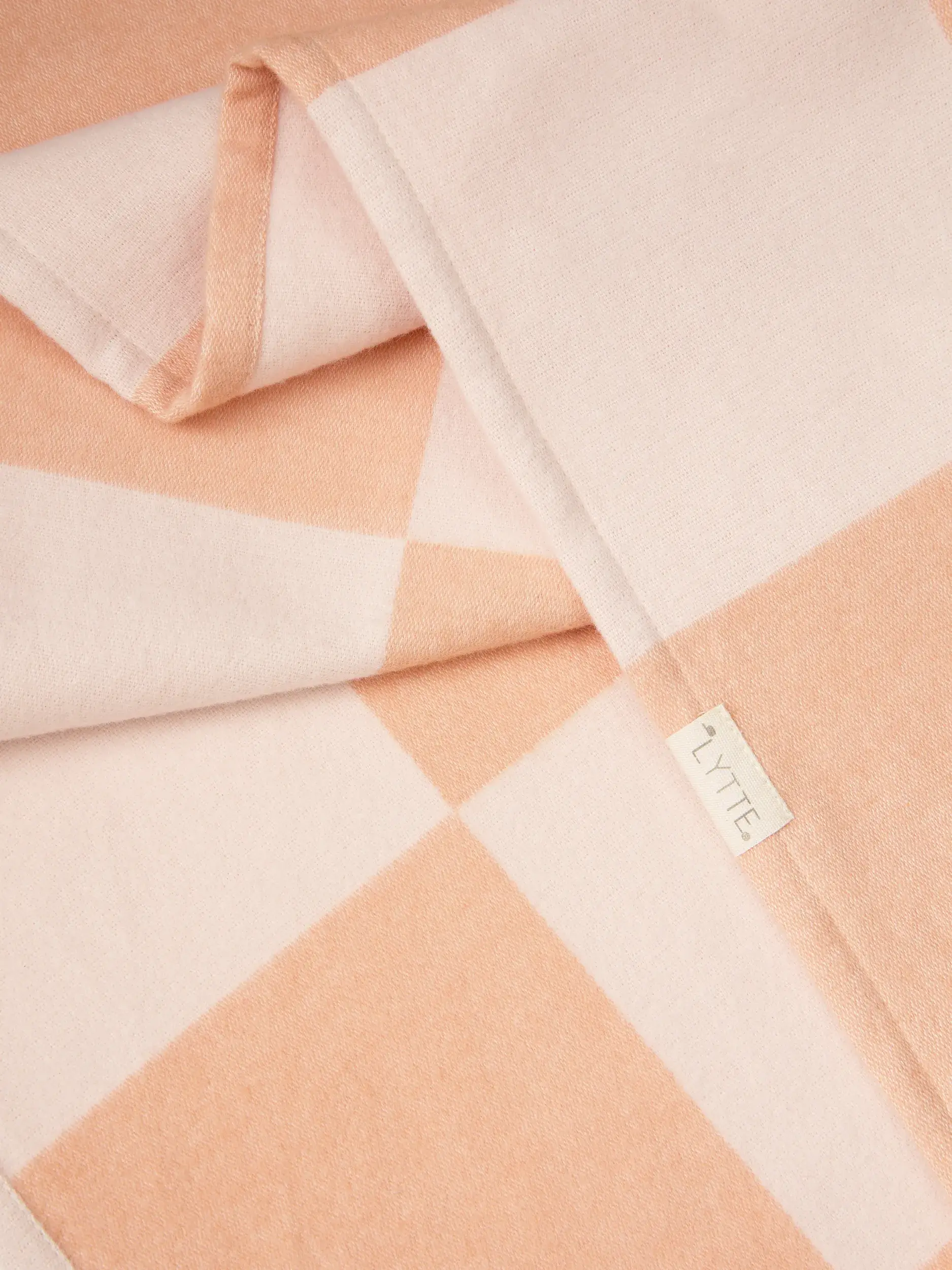 Baumwolldecke Caro Rosa im Design Geometrisch aus  von Lytte
