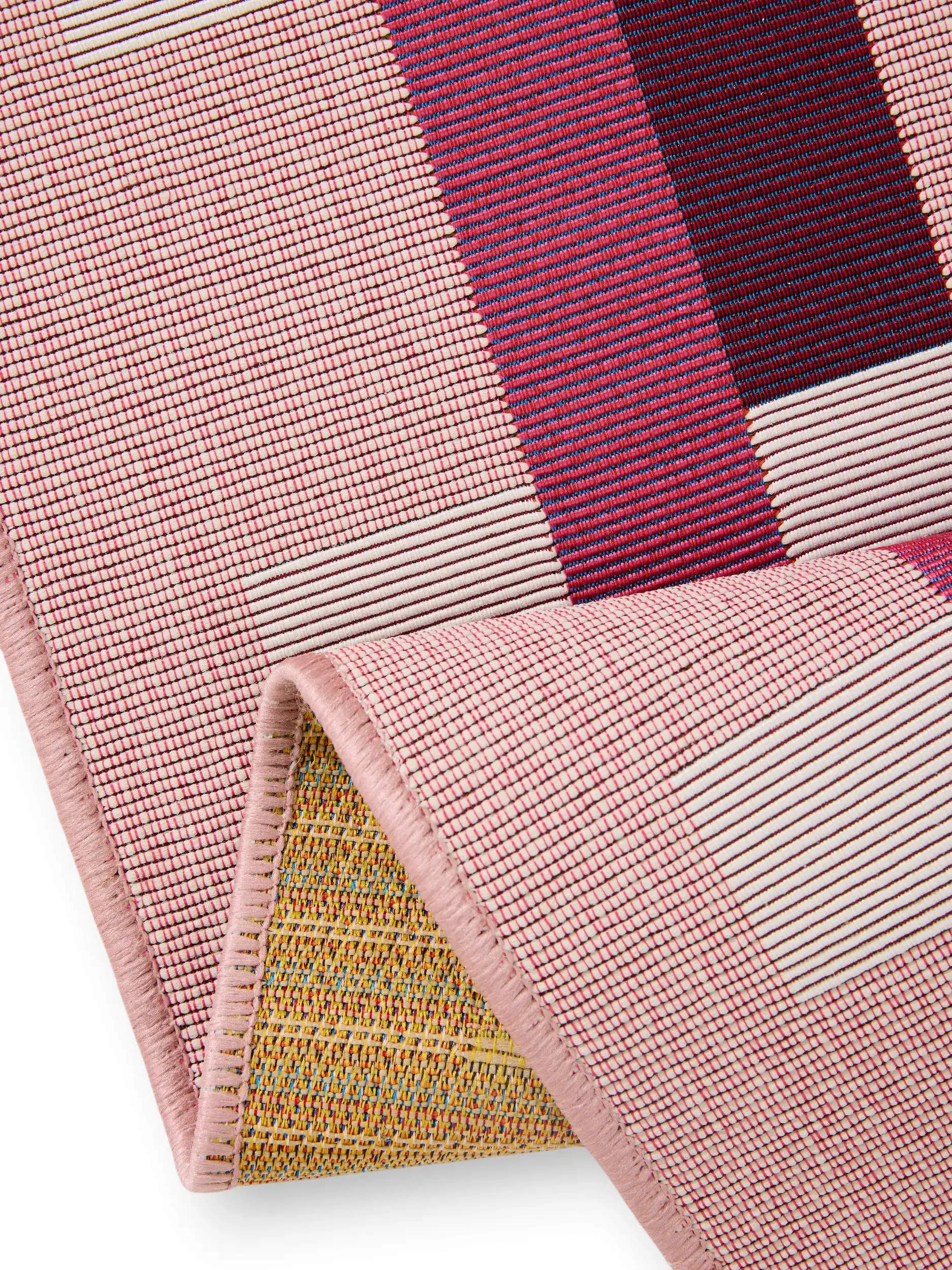 Teppich aus 76% Polypropylen, 23% Polyester, 1% Latex in Rosa mit 76% Polypropylen, 23% Polyester, 1% Latex hohem Flor von benuta Pop