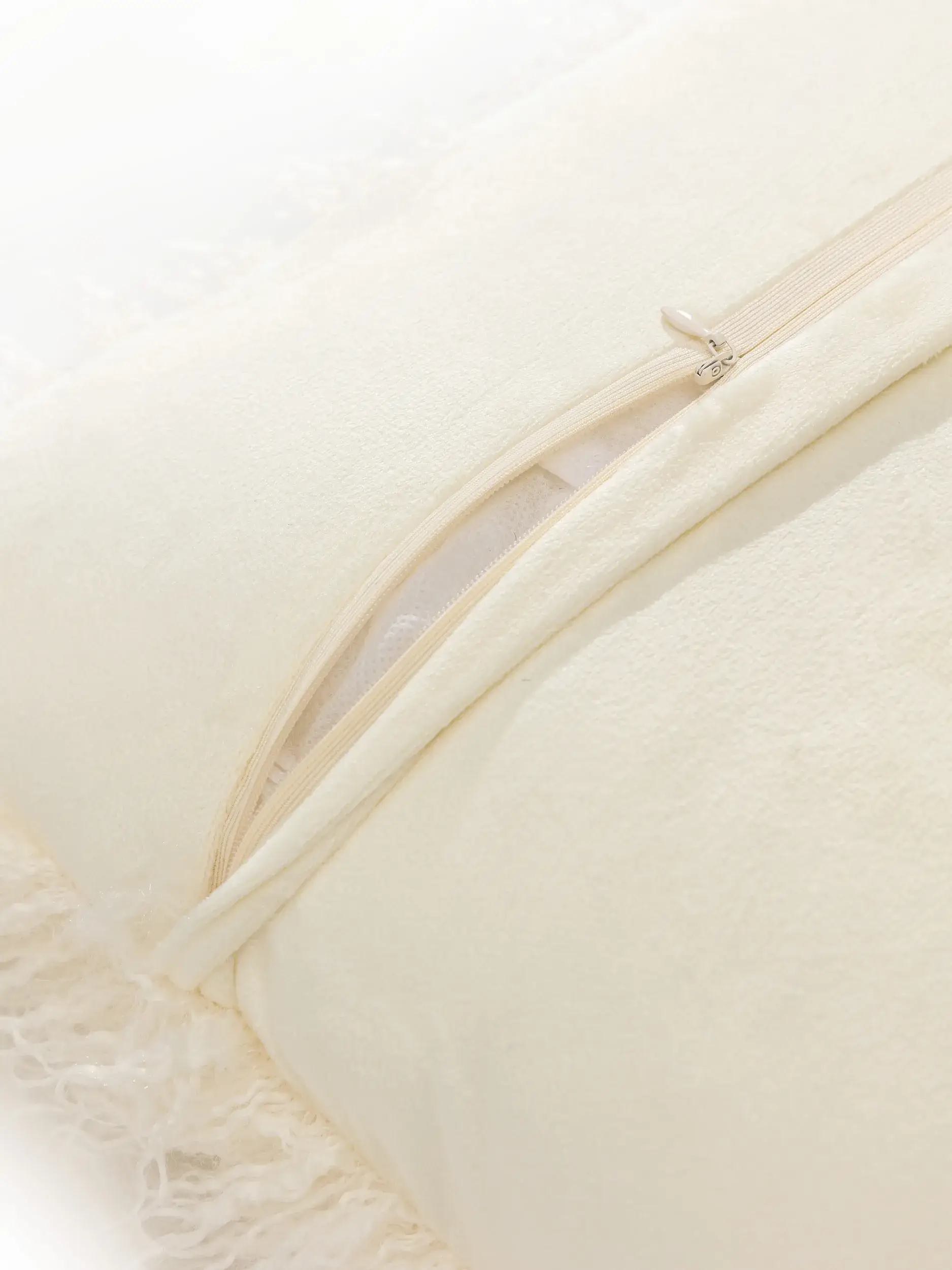 Kissenbezug Oscar Cream i Einfarbig-design laget av 100 % polyester fra benuta Nest