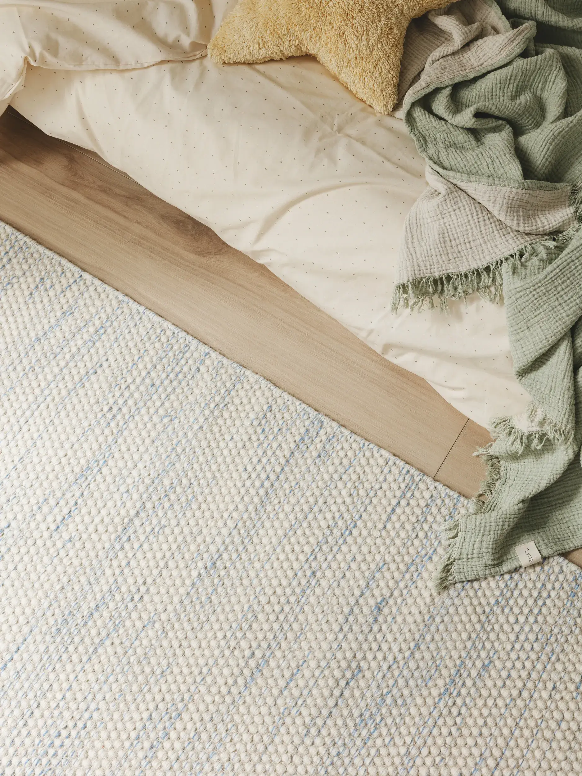 Teppich aus 100% Wolle (aus Neuseeland) in Blau mit 100% Wolle (aus Neuseeland) hohem Flor von Lytte