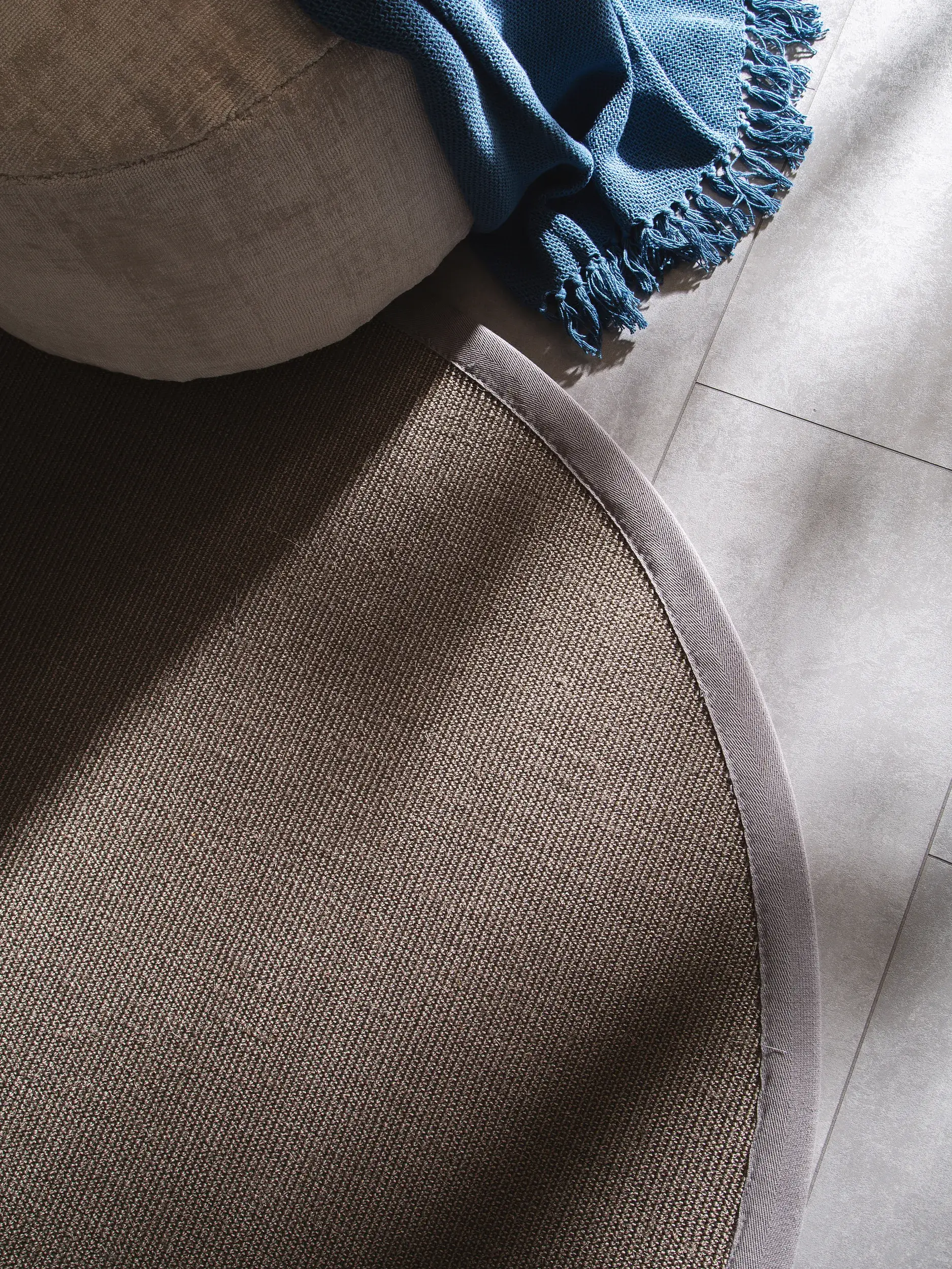 Teppich aus 100% Sisal in Grau mit 100% Sisal hohem Flor von benuta Nest