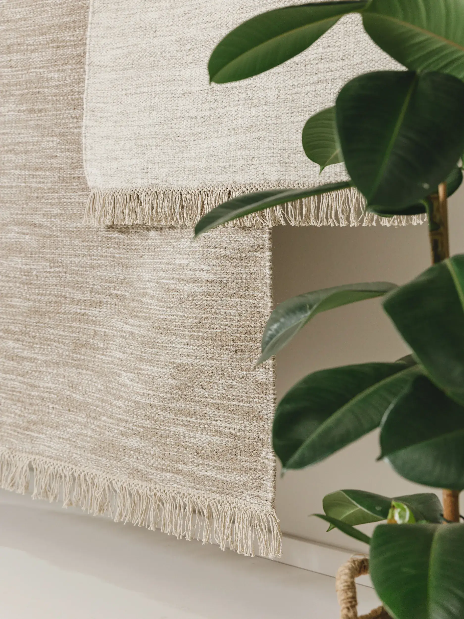Tapijt van 80% Wol, 20% Katoen in Taupe met een 80% Wol, 20% Katoen hoge pool van benuta pure