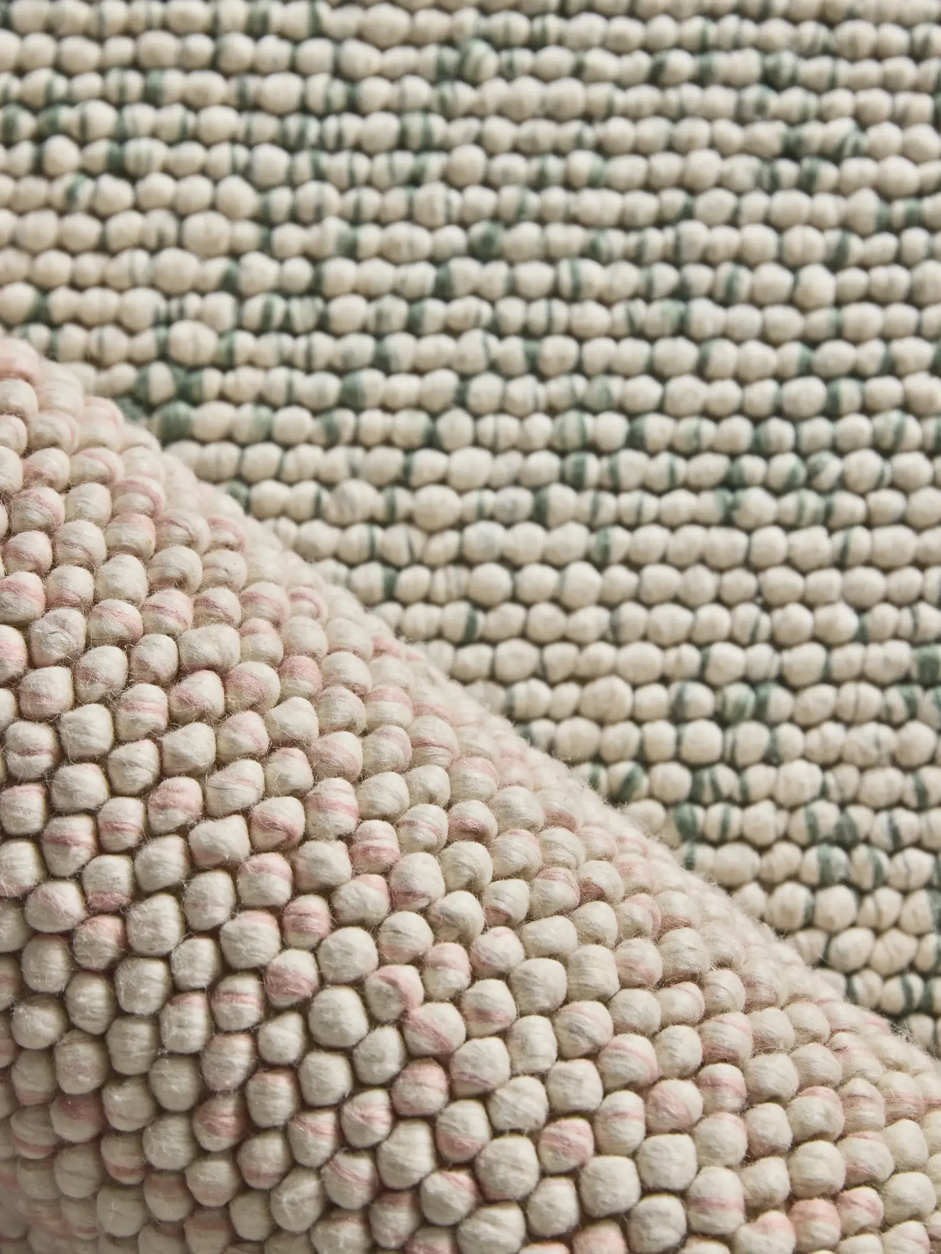 Teppich aus 70% Wolle, 30% Polyester in Rosa mit 70% Wolle, 30% Polyester hohem Flor von Lytte
