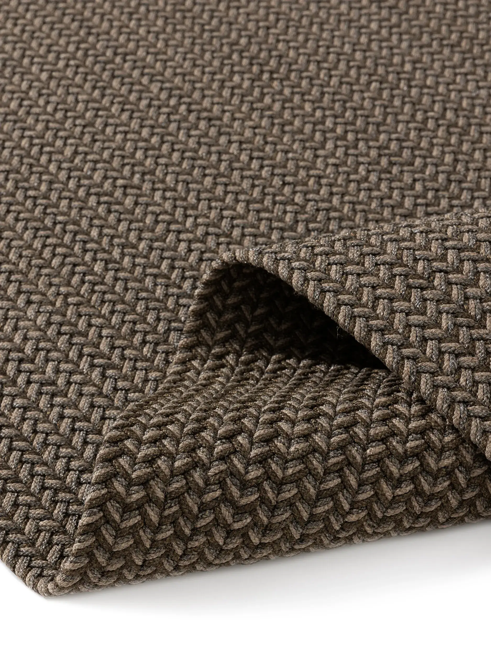 Matto 60% Polyester, 40% Polypropylena värissä Braun 60% Polyester, 40% Polypropylen korkealla nukalla merkiltä benuta Finest