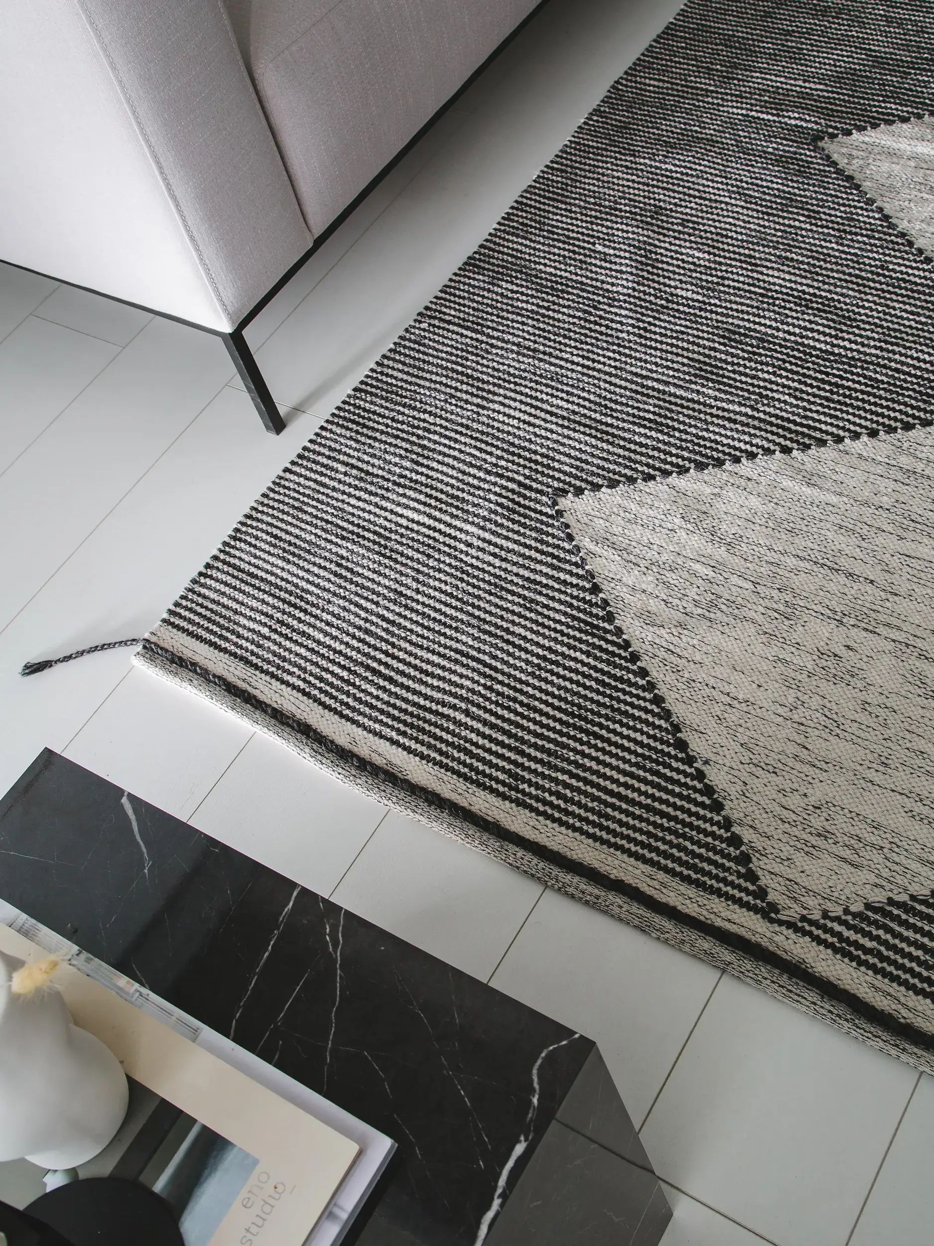 Teppich Nahla aus 50% Wolle, 50% Baumwolle in Schwarz/Weiß von benuta Pure