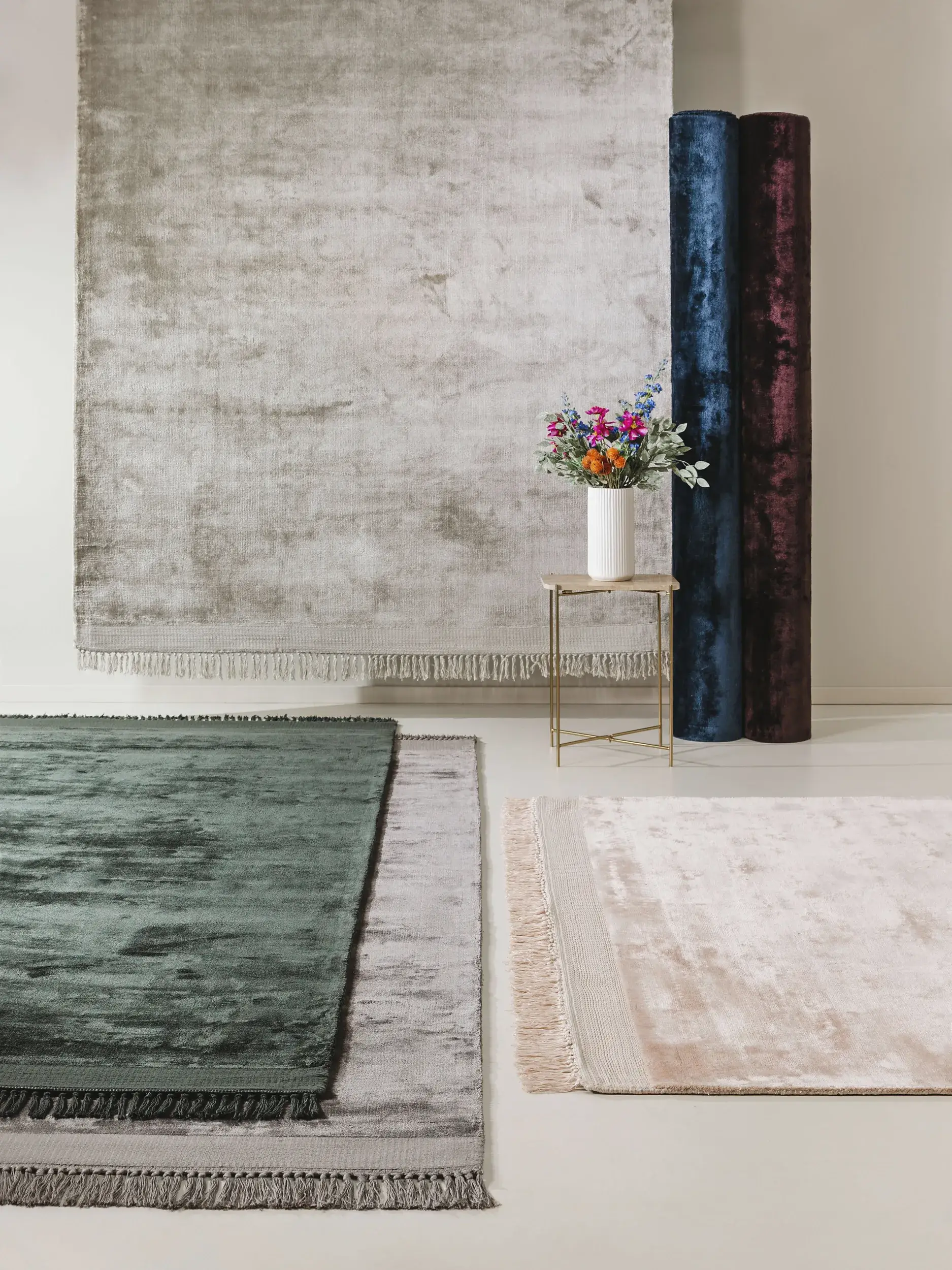 Teppich aus 100% Viskose in Grau mit 100% Viskose hohem Flor von benuta Finest