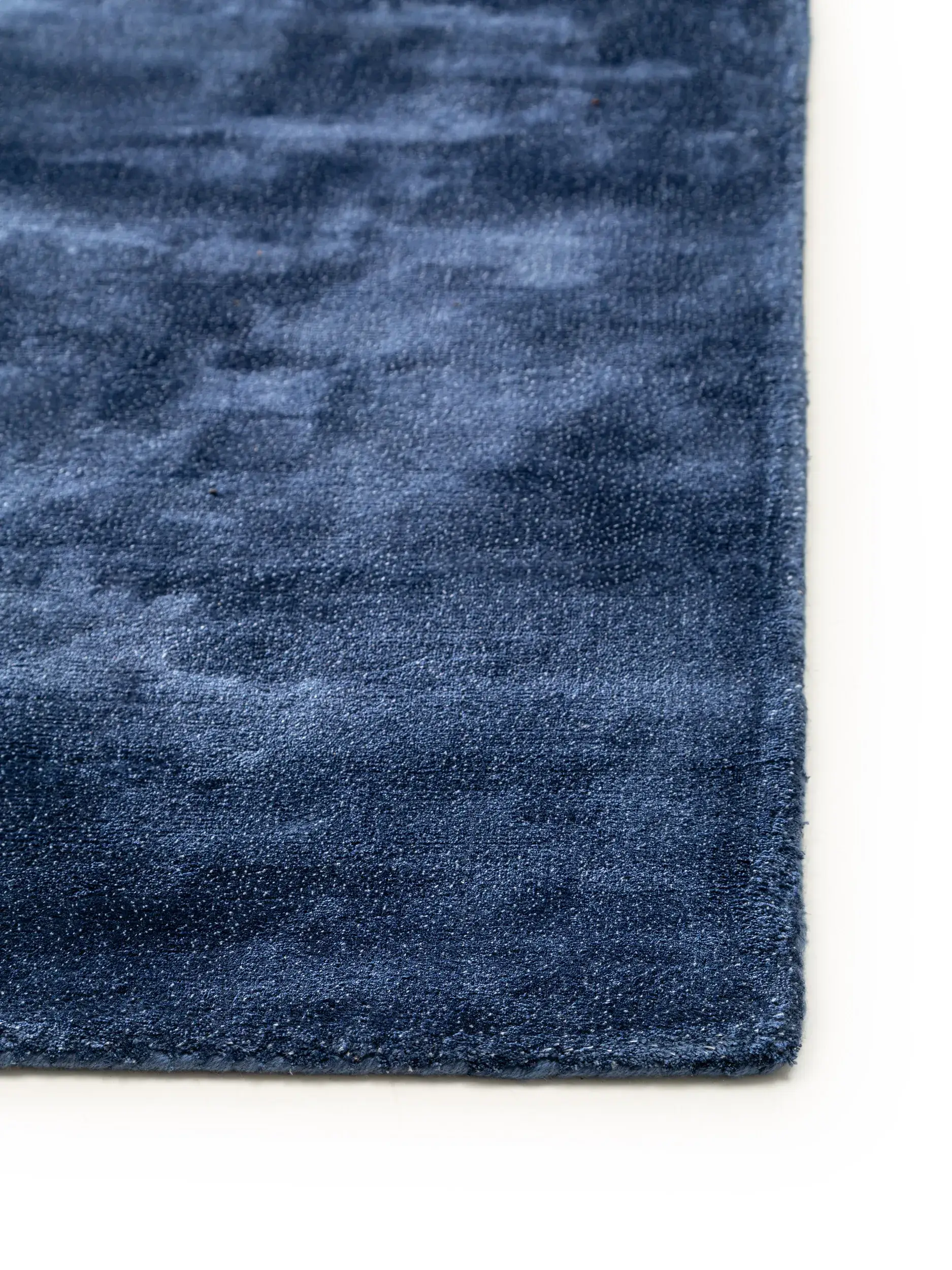 Alfombra Milian de 97% Viscosa, 3% Poliéster en Azul de benuta Finest