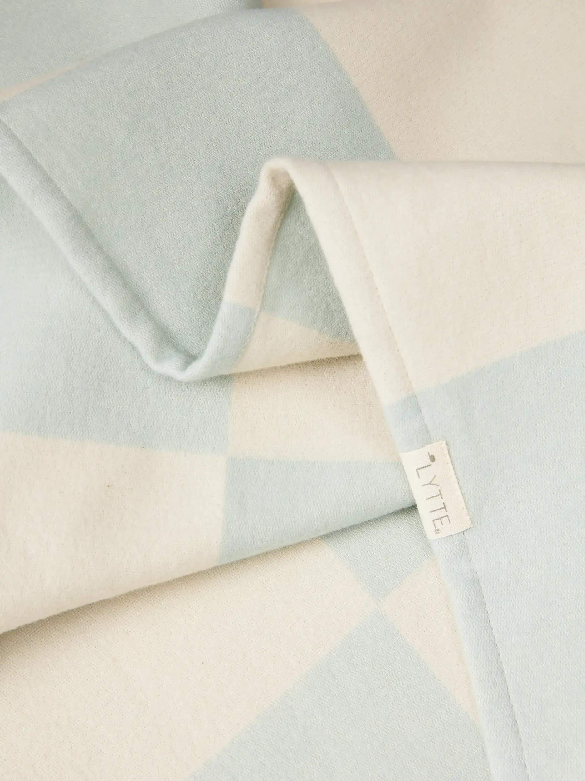 Baumwolldecke Caro Blau im Design Geometrisch aus  von Lytte
