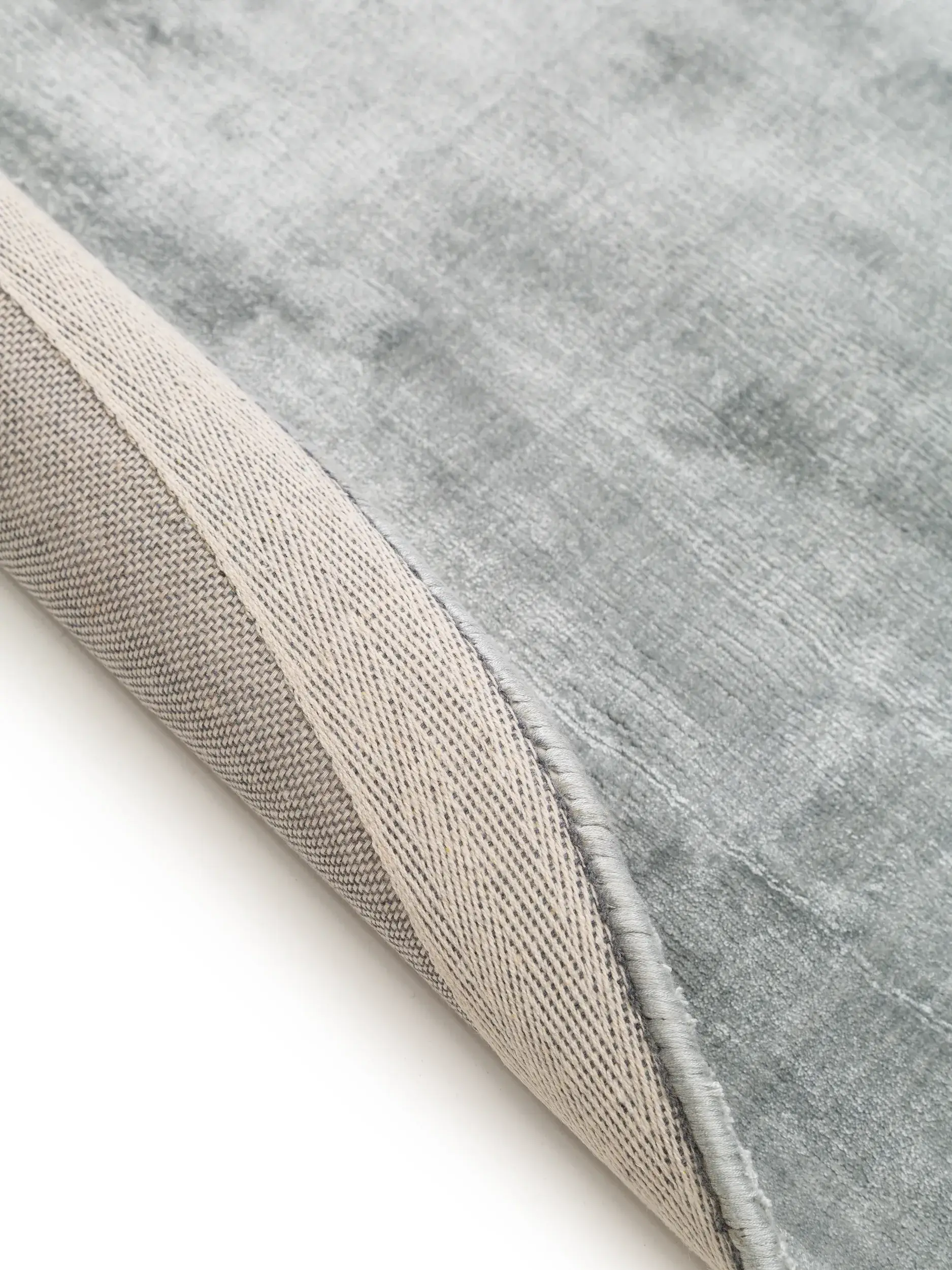Teppich Nela aus 100% Viskose in Grau von benuta Pure