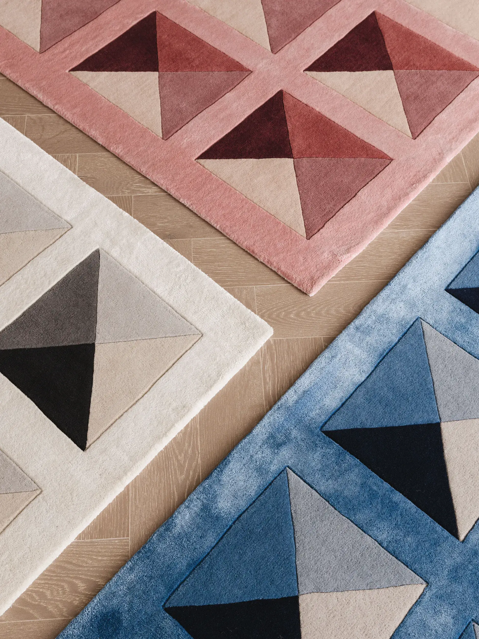 Teppich aus 60% Wolle, 40% Lyocell (Tencel™) in Blau mit 60% Wolle, 40% Lyocell (Tencel™) hohem Flor von benuta Finest