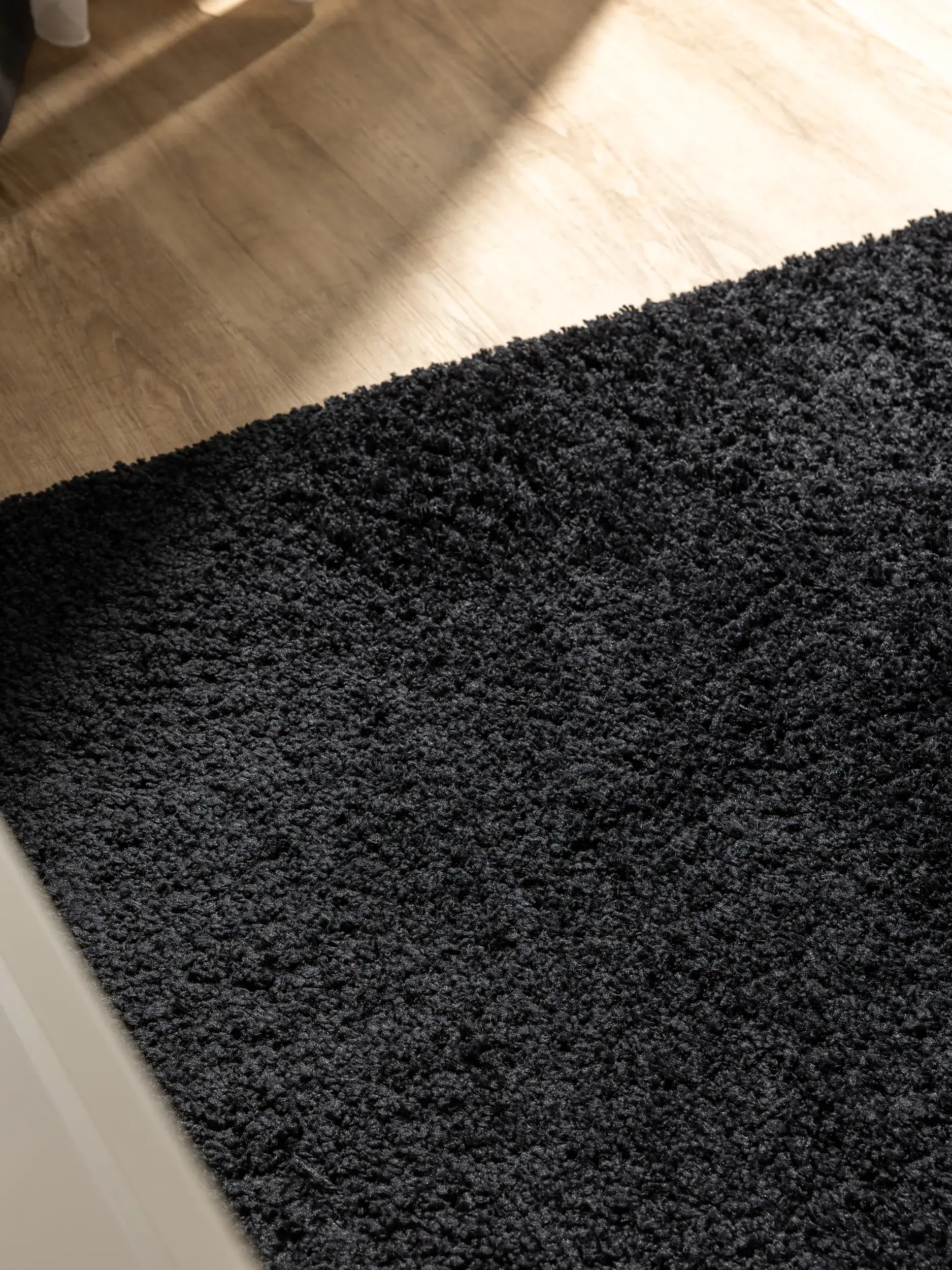 Rug made of 100% Polypropylen in Black with a 100% Polypropylen high pile by benuta Basic