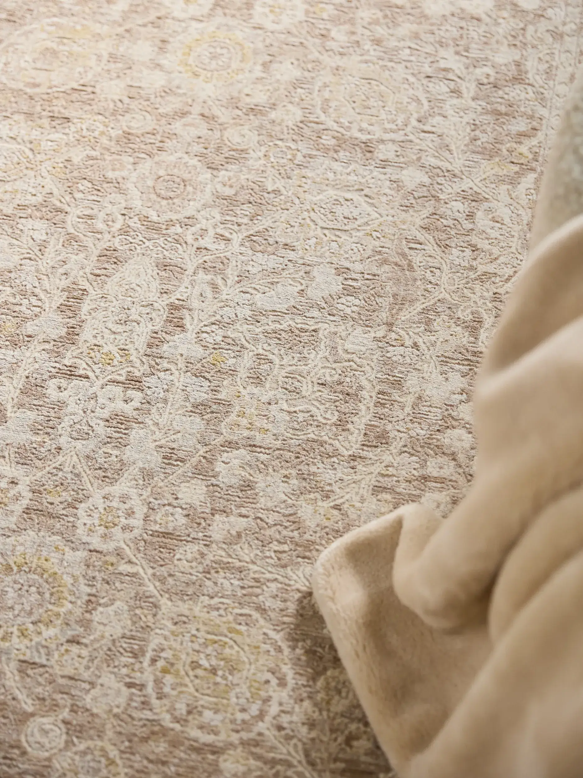 Teppe Aria av 90% Polyester, 10% Viskose i Beige fra benuta Finest