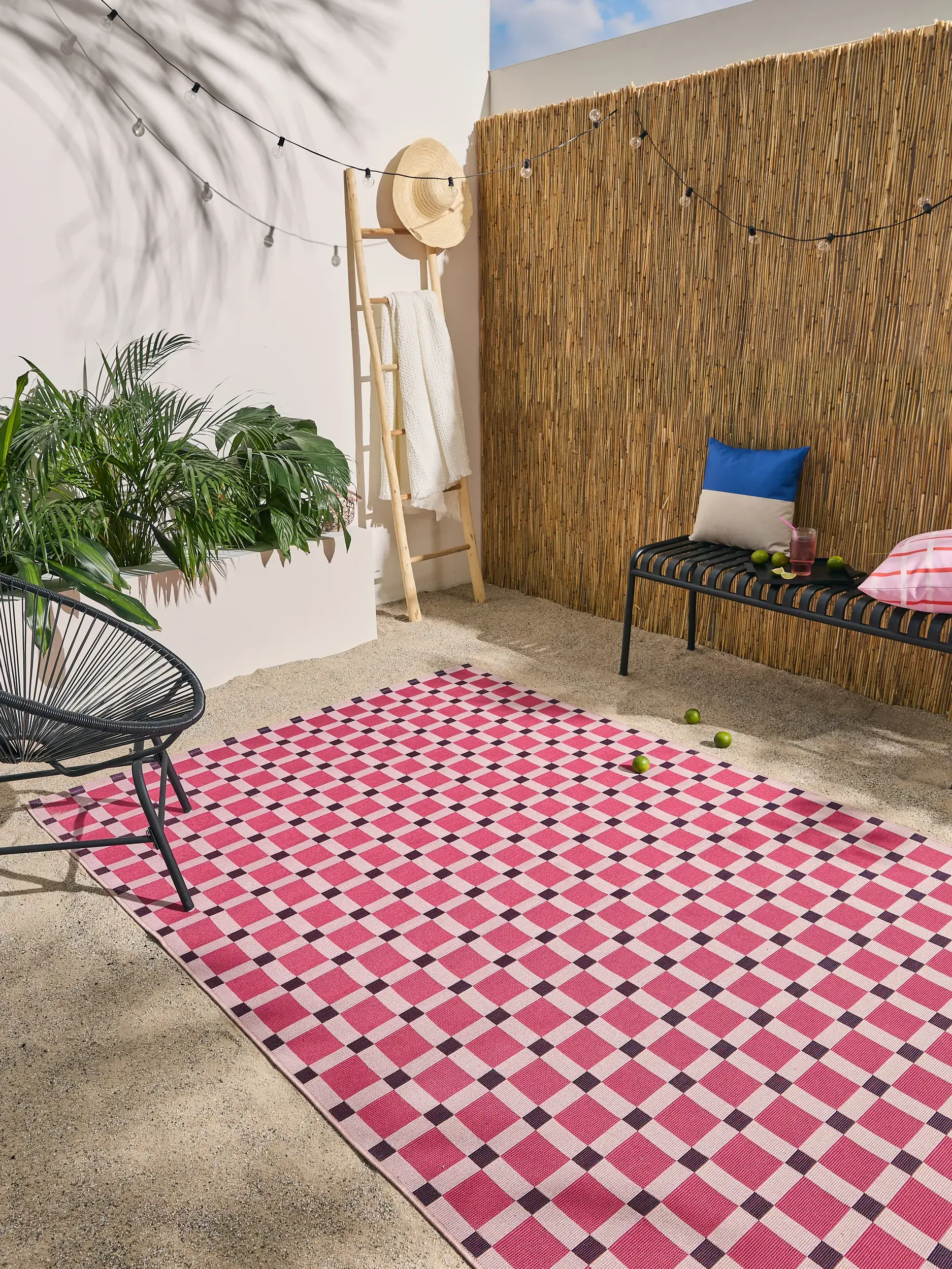 Teppich aus 76% Polypropylen, 23% Polyester, 1% Latex in Rosa mit 76% Polypropylen, 23% Polyester, 1% Latex hohem Flor von benuta Pop