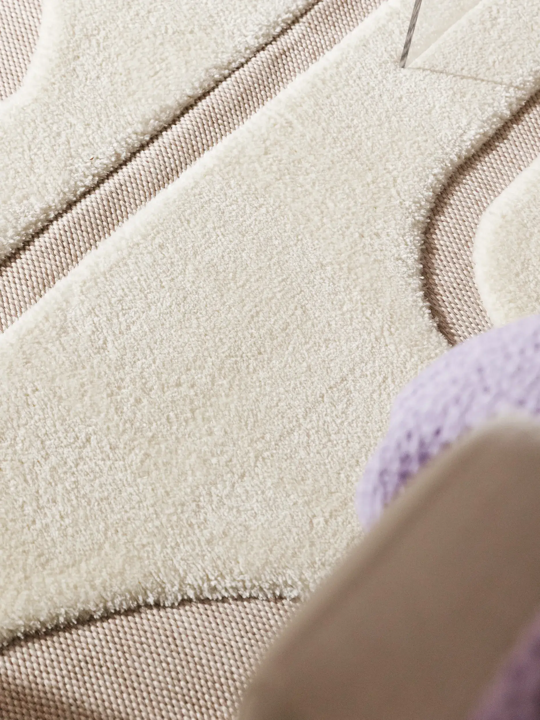 Alfombra de 63% Poliéster, 37% Polipropileno en Blanco con un pelo de {{Placeholder_Pile Height}} de altura de benuta POP