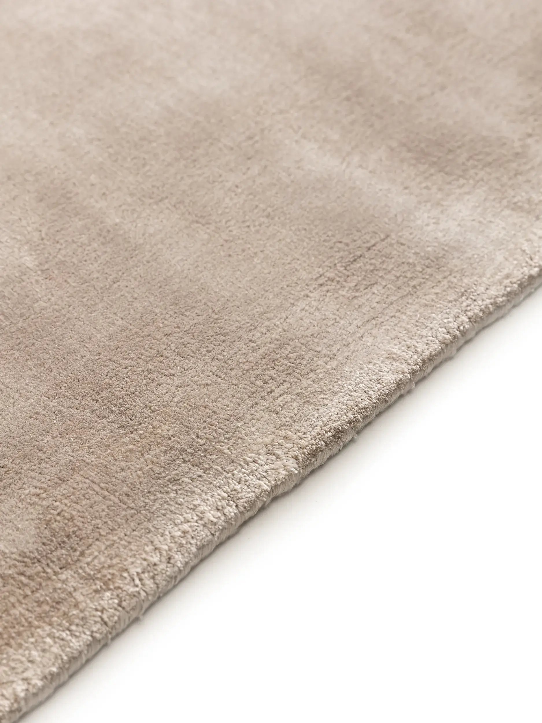 Tapijt van 100% Viscose in Taupe met een 100% Viscose hoge pool van benuta pure