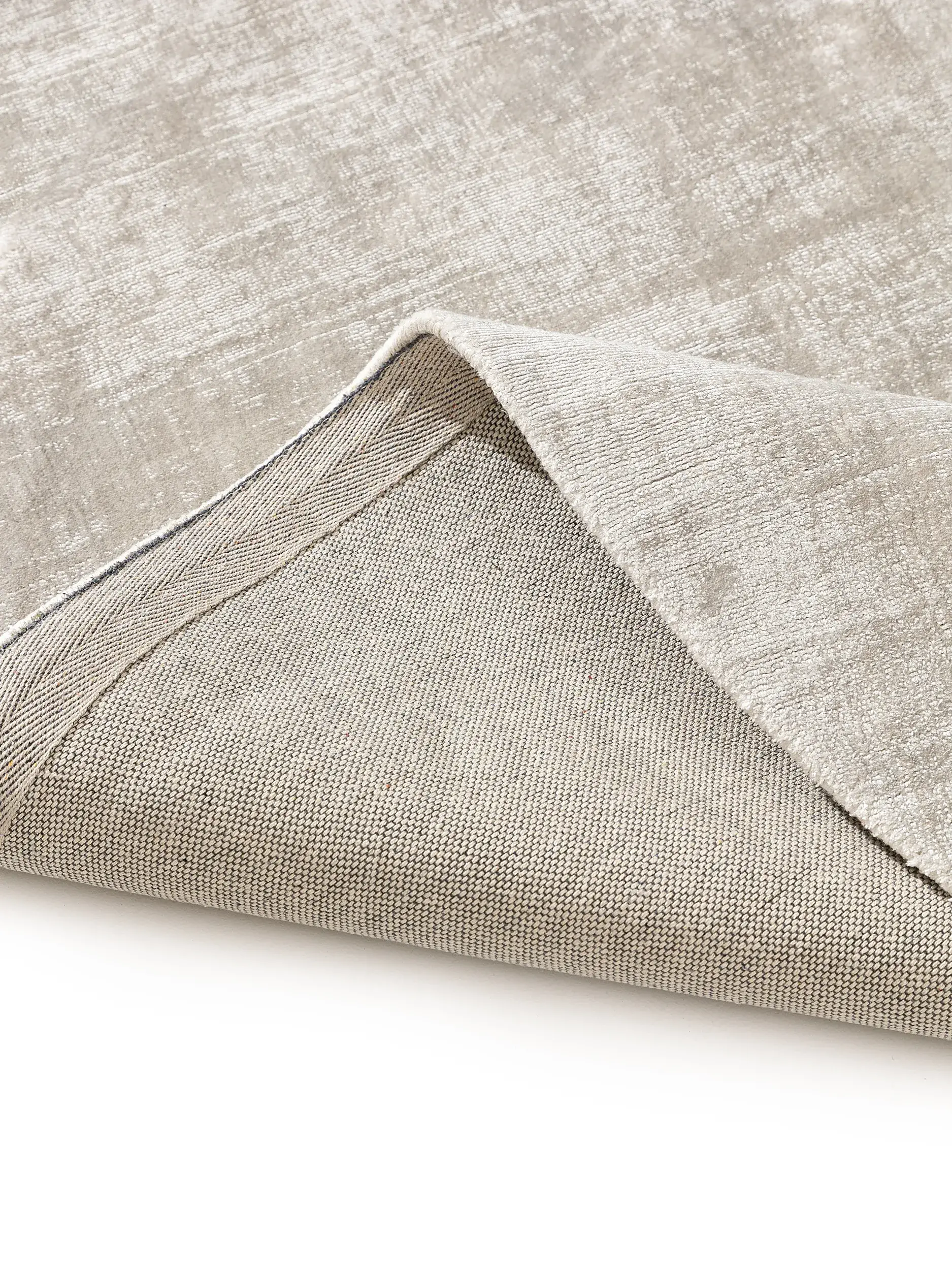 Teppich aus 100% Viskose in Grau mit 100% Viskose hohem Flor von benuta Pure