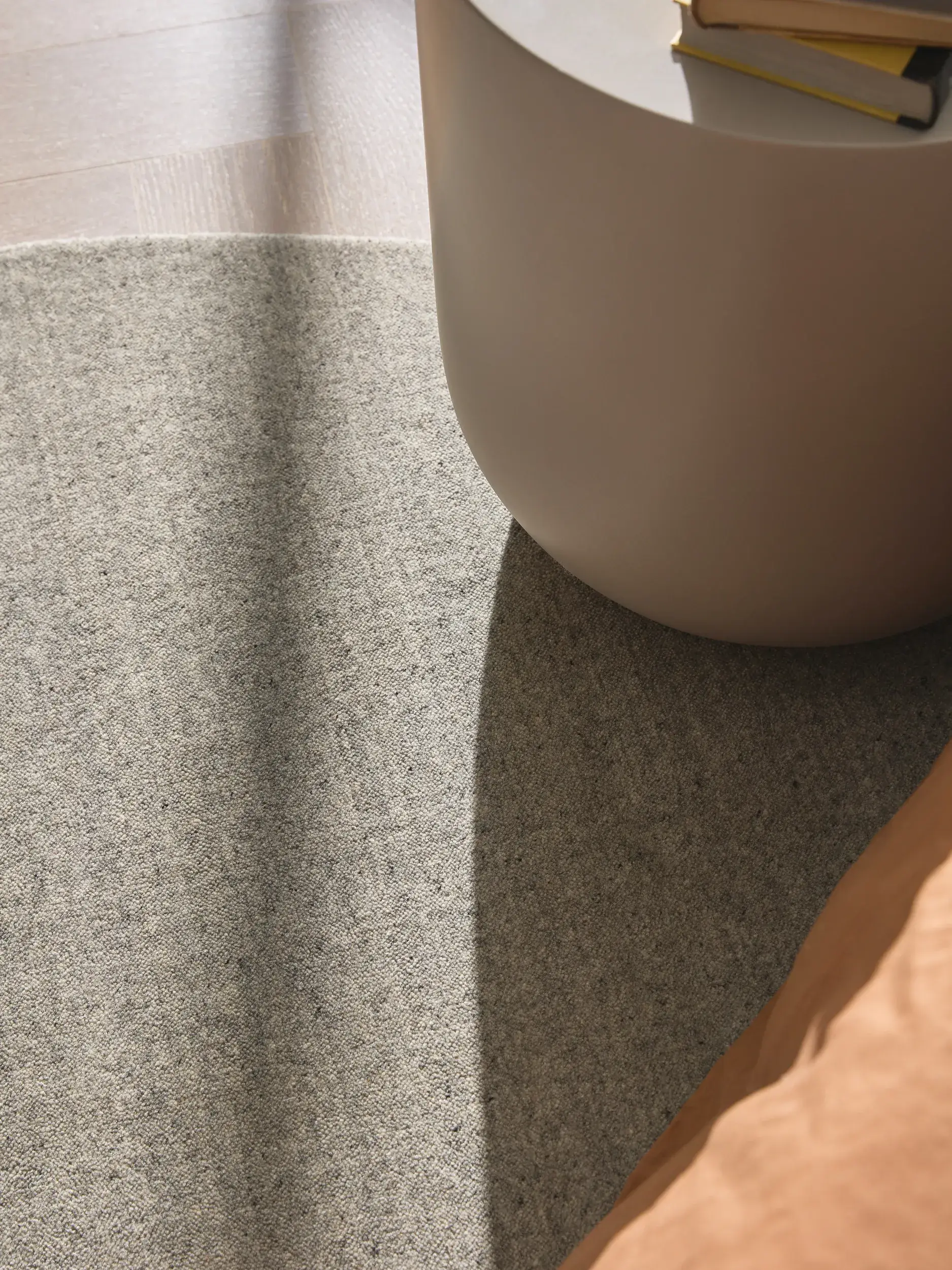 Teppich aus 100% Wolle in Grau mit 100% Wolle hohem Flor von benuta Pure