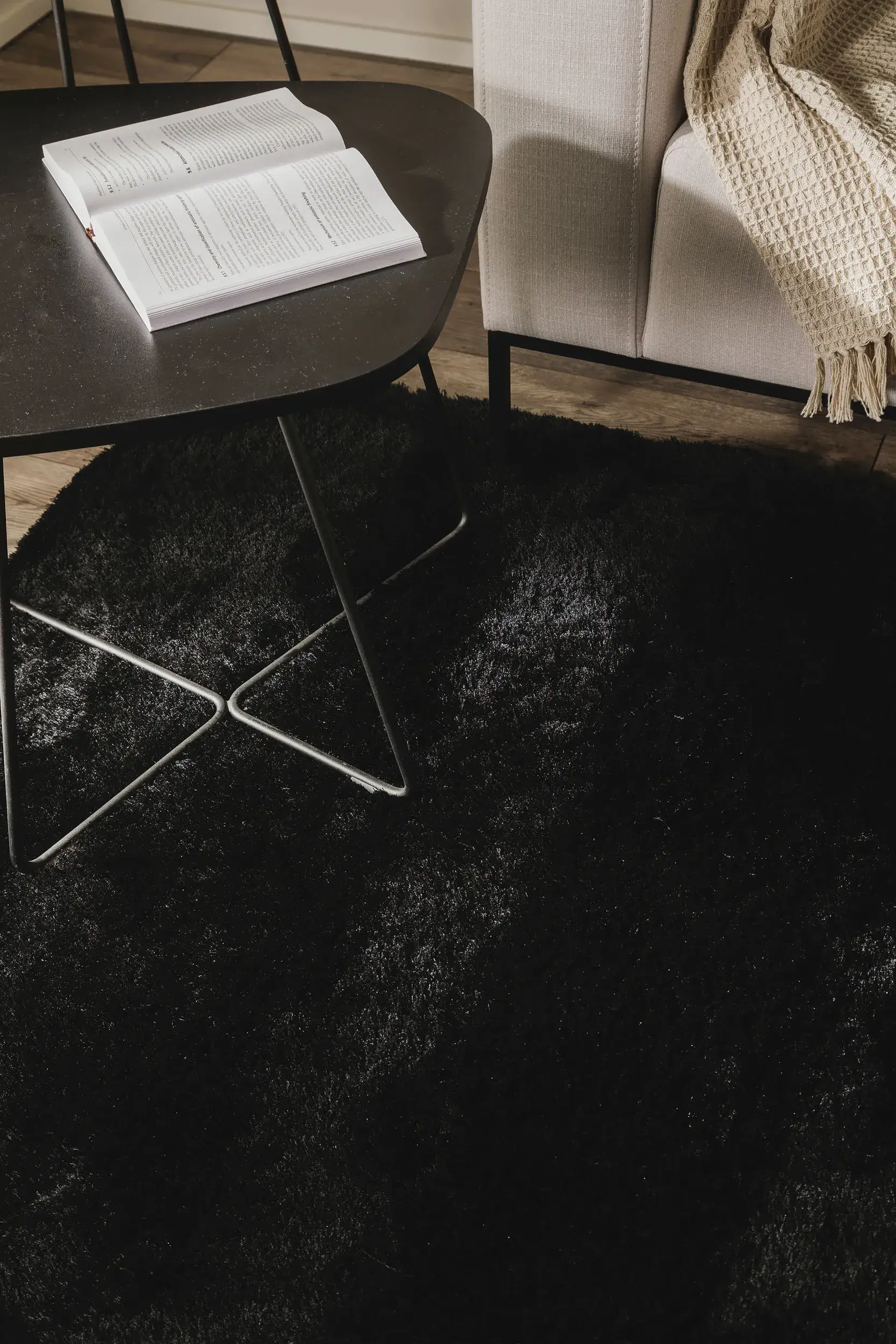 Teppich aus 100% Polyester in Schwarz mit 100% Polyester hohem Flor von benuta Nest