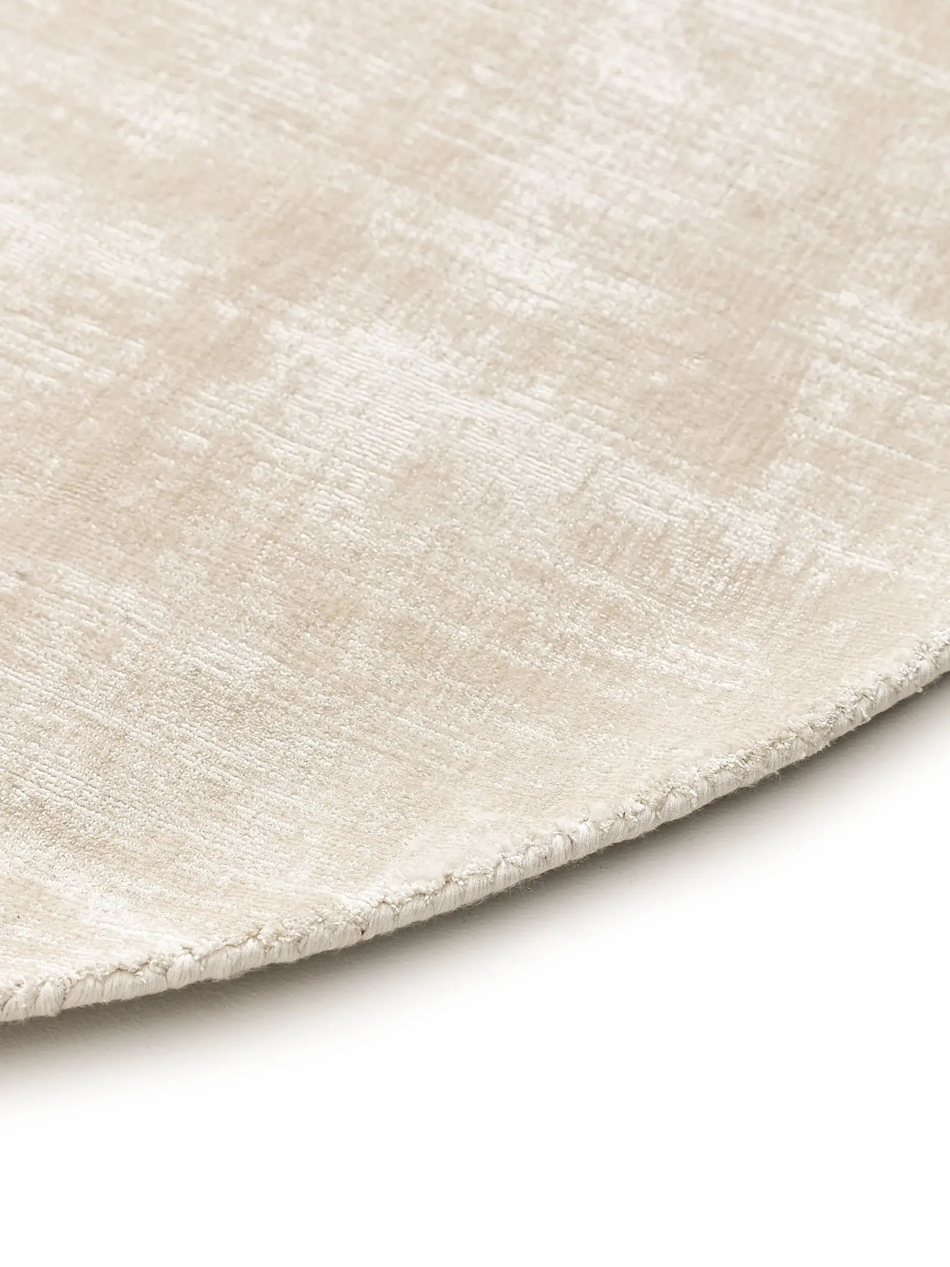Teppich aus 100% Viskose in Beige mit 100% Viskose hohem Flor von benuta Pure