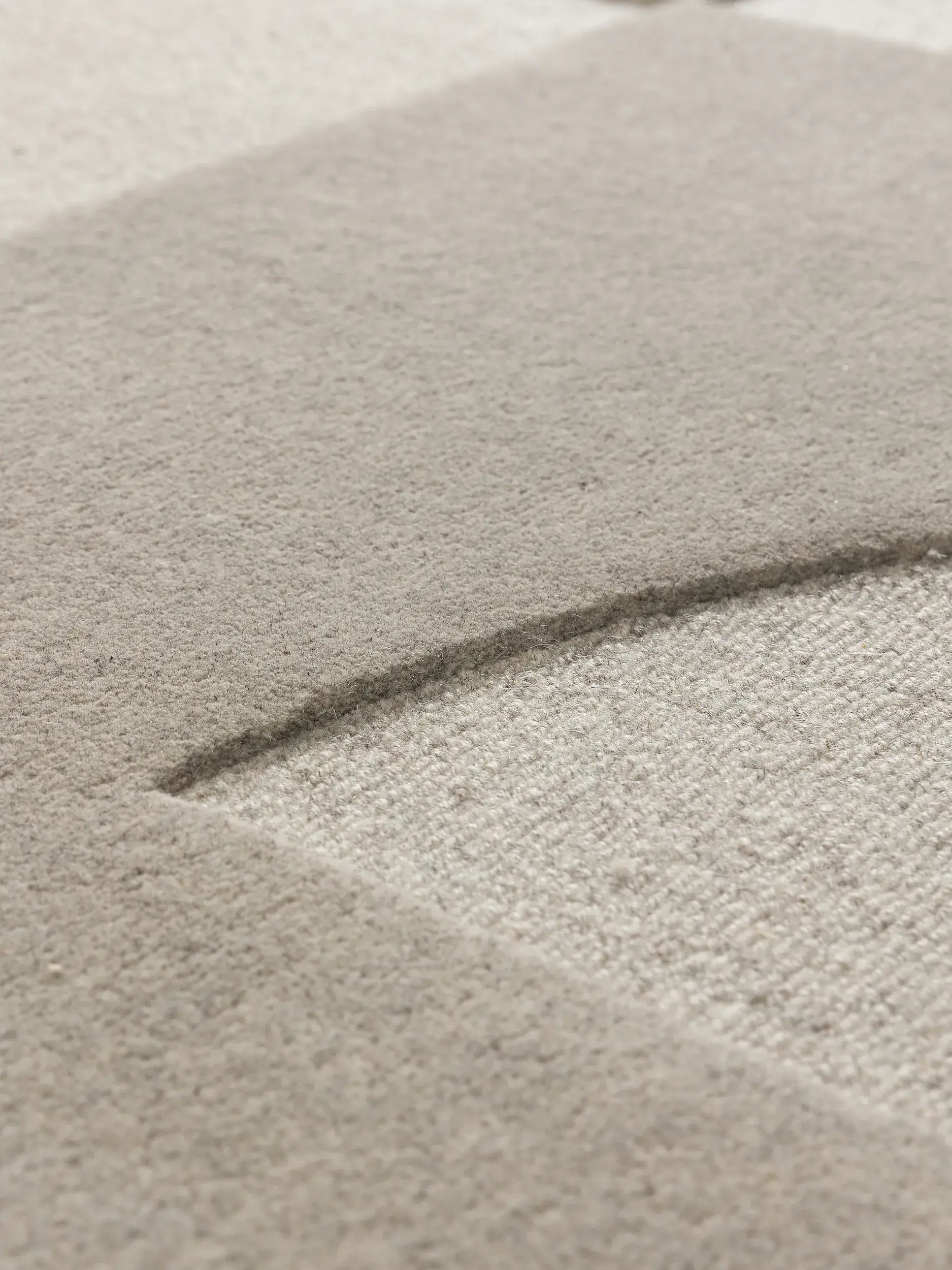 Teppich aus 100% Wolle in Grau mit 100% Wolle hohem Flor von benuta Pure
