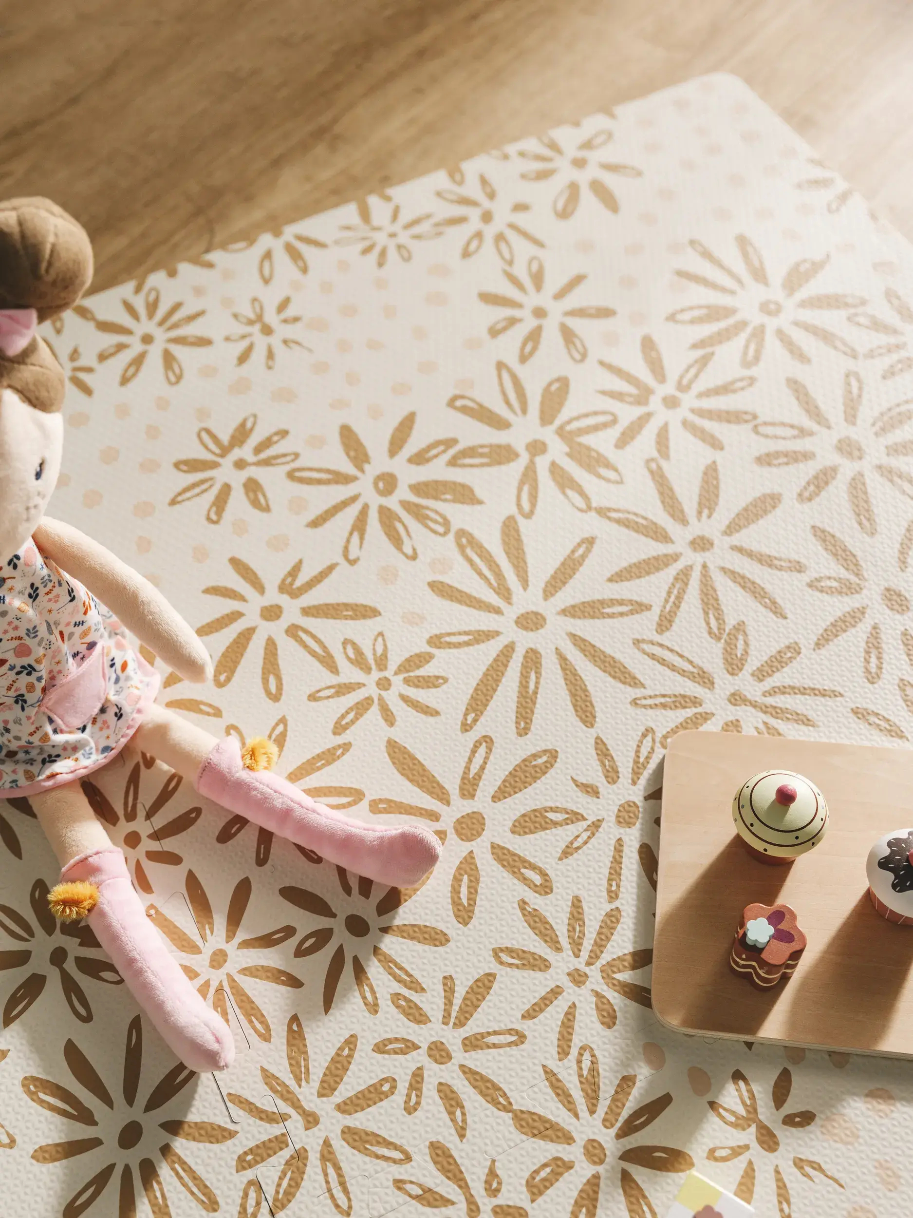 Alfombra de juego Daisy Beige con diseño de Floral en 100% Espuma EVA de Lytte