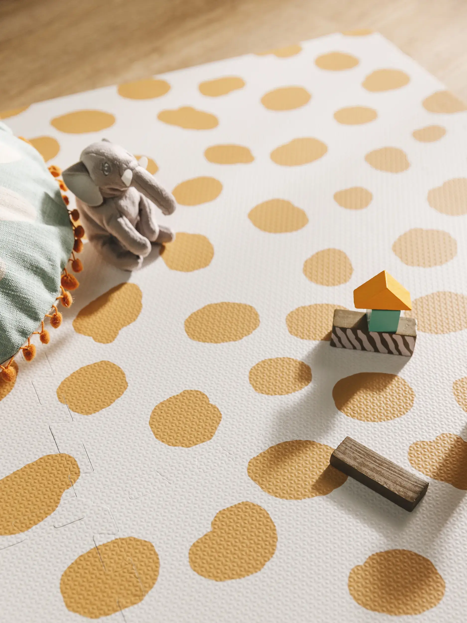 Spielmatte Savannah Cream/Gelb im Design Tiermotive aus  von Lytte