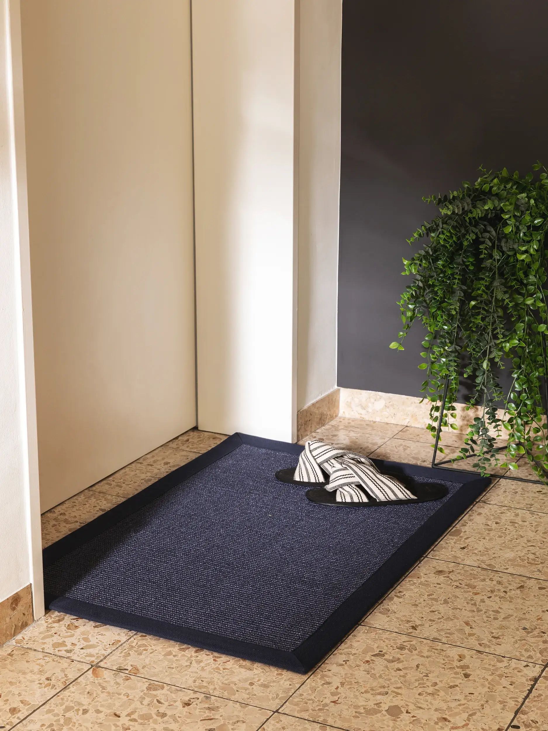 Fußmatte Sana Blau im Design Bordüre aus 100% Sisal von benuta Nest