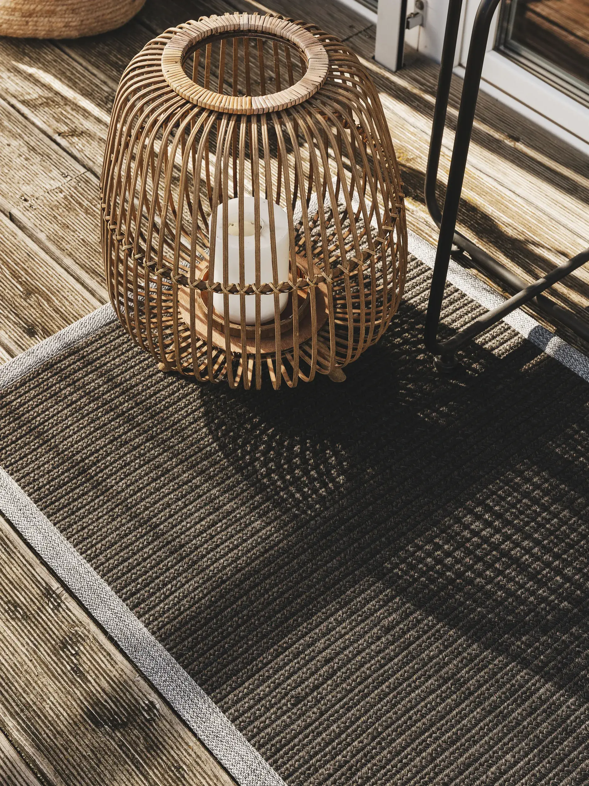 Matto 80% Polypropylen, 20% Polyestera värissä Schwarz 80% Polypropylen, 20% Polyester korkealla nukalla merkiltä benuta Nest