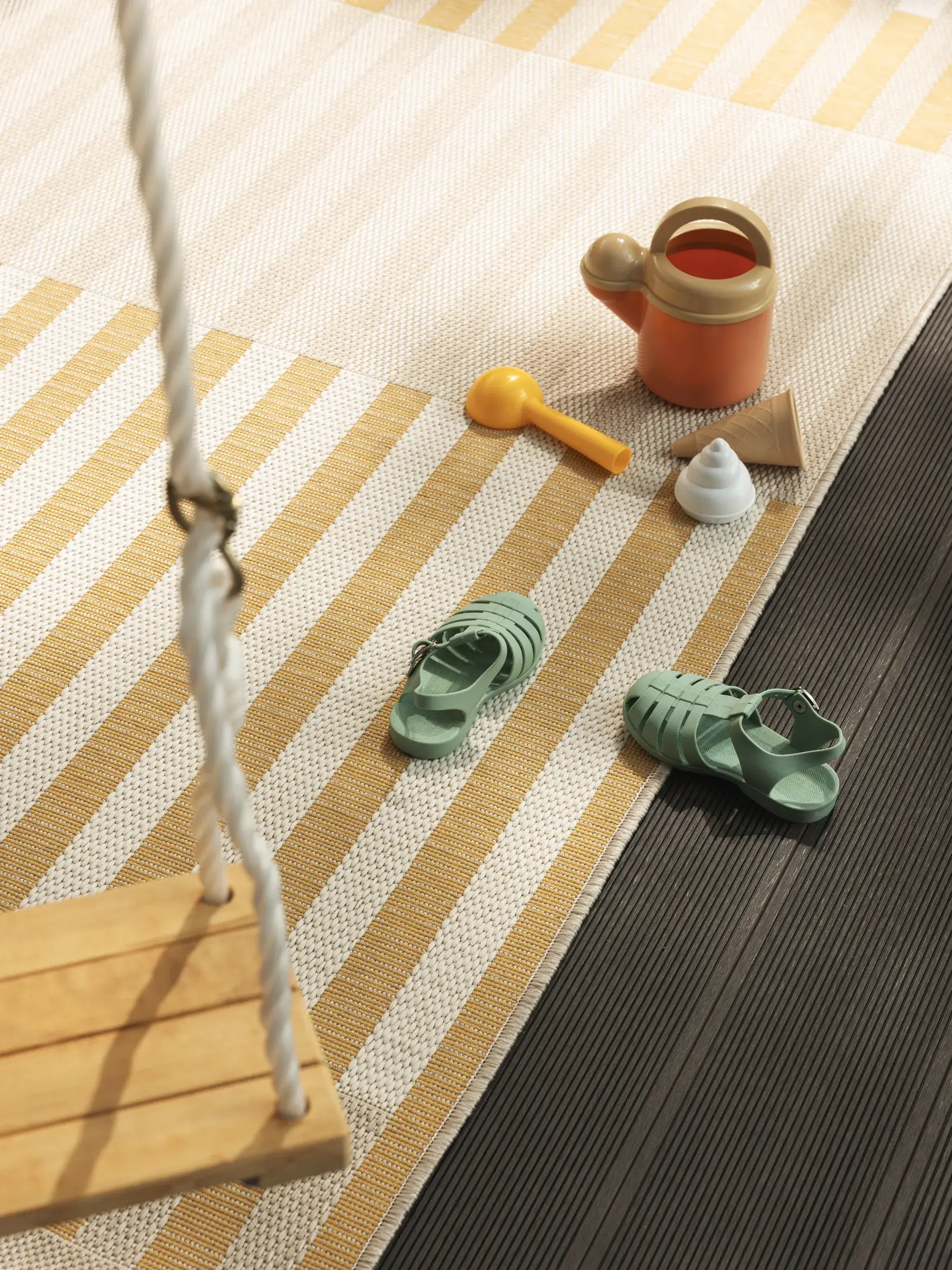 Tapis en 100 % Polyester (PET recyclé) en Jaune avec une pile de 100 % Polyester (PET recyclé) de hauteur de benuta nest