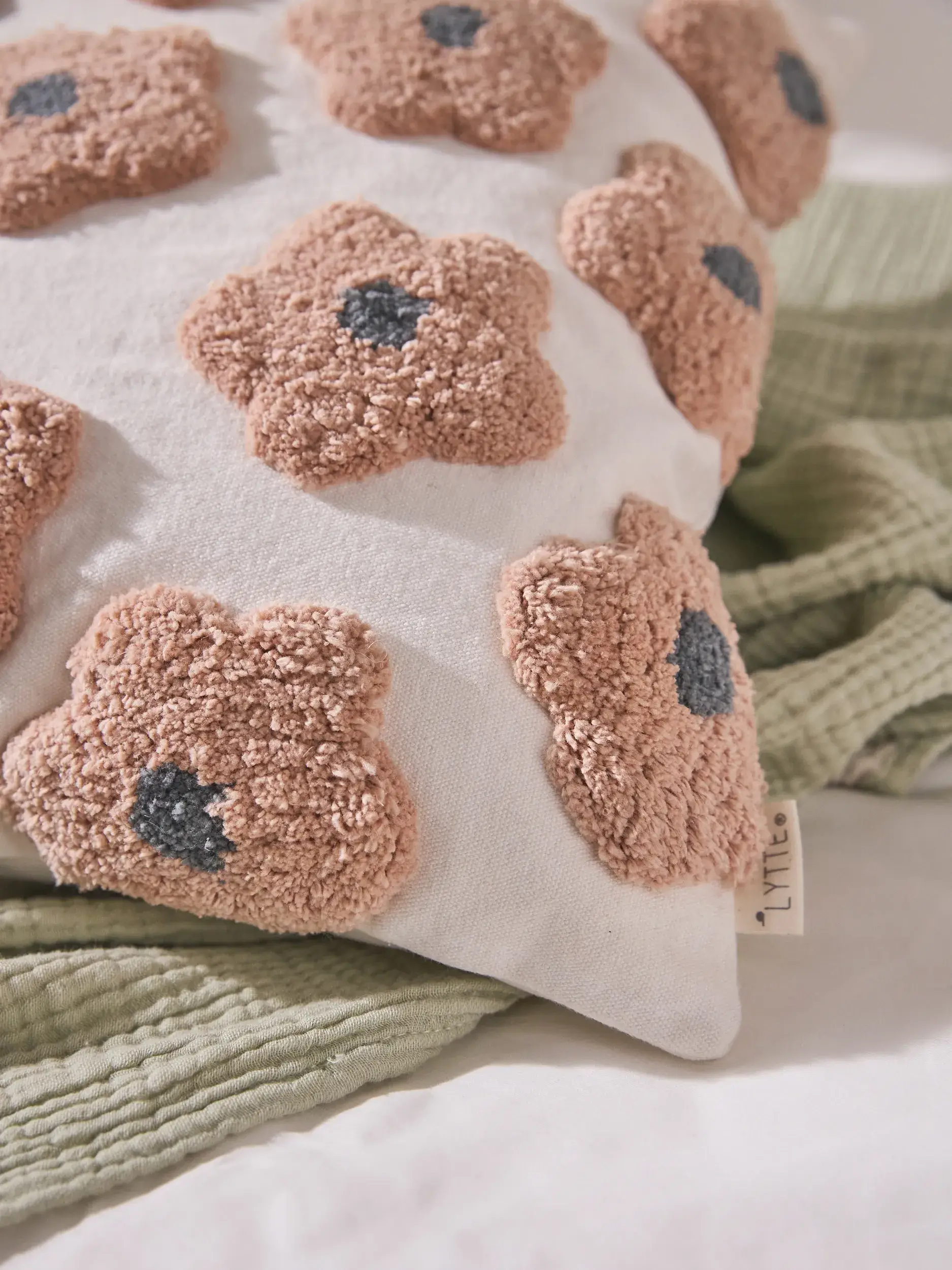 Kissenbezug Gobi Rosa im Design Floral aus  von Lytte