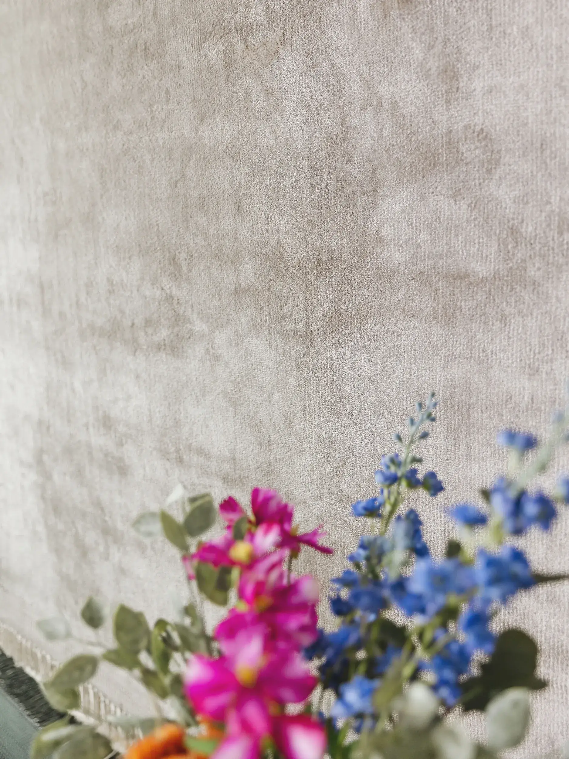 Teppich aus 100% Viskose in Grau mit 100% Viskose hohem Flor von benuta Finest