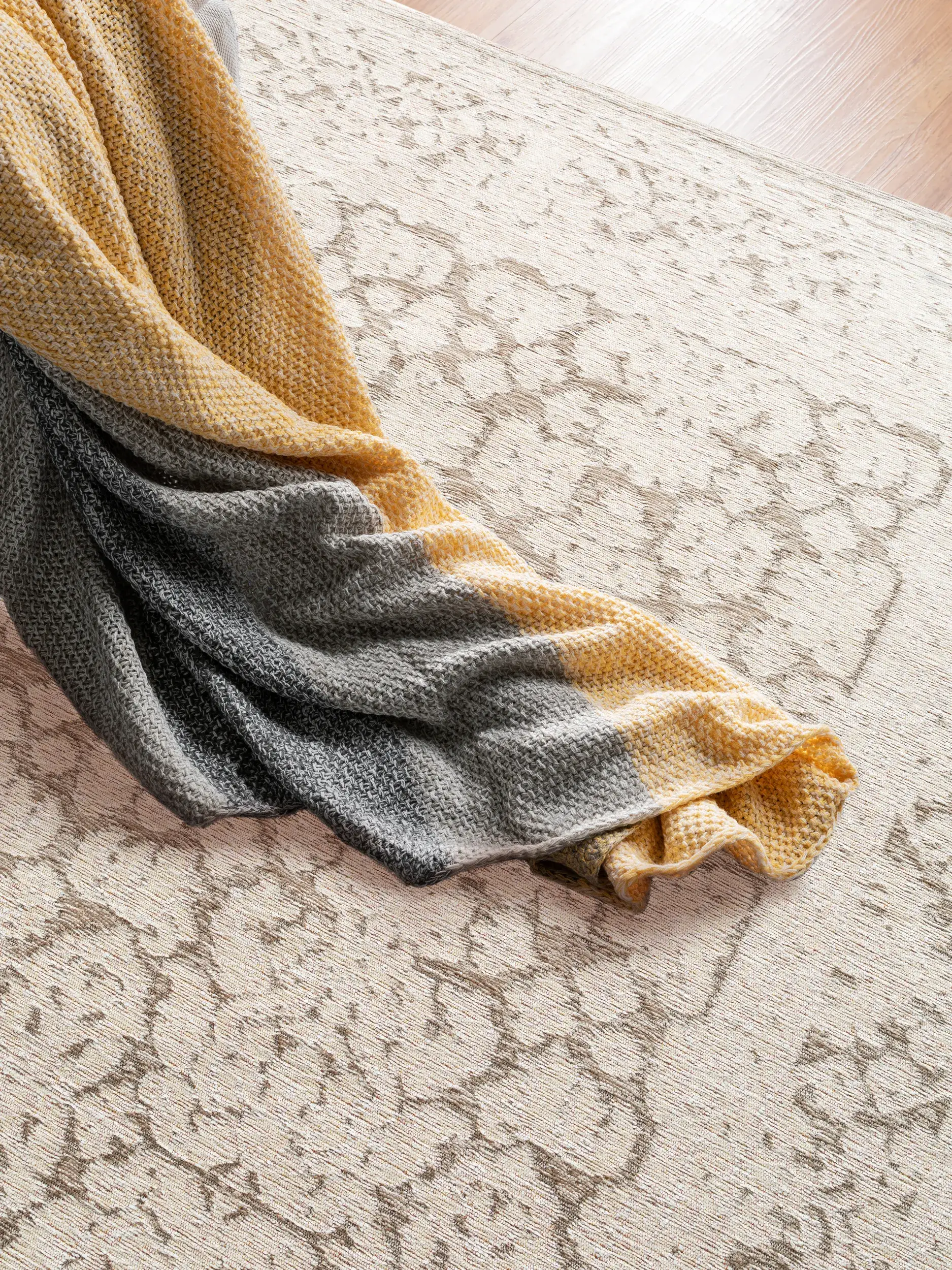 Tappeto di 74% Poliestere, 25% Cotone, 1% Lattice in Grigio con pelo alto 74% Poliestere, 25% Cotone, 1% Lattice da benuta POP